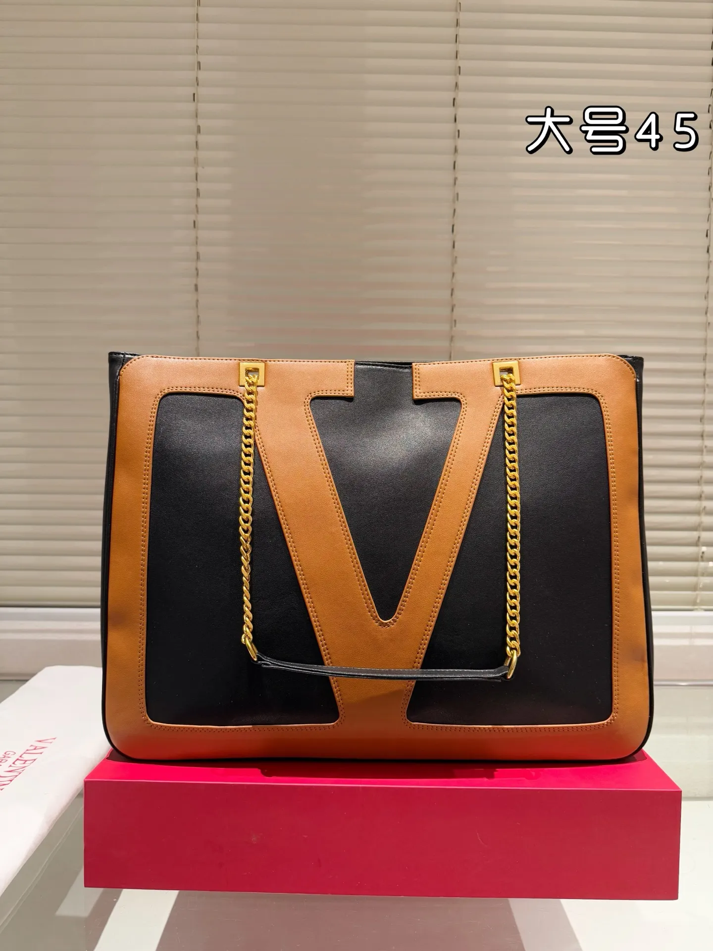 P420 Valentino VALENTINO Women's Tote Bag Valentino Letter Bag Letter bag from Valentino. The new season has just arrived. Size 45.34