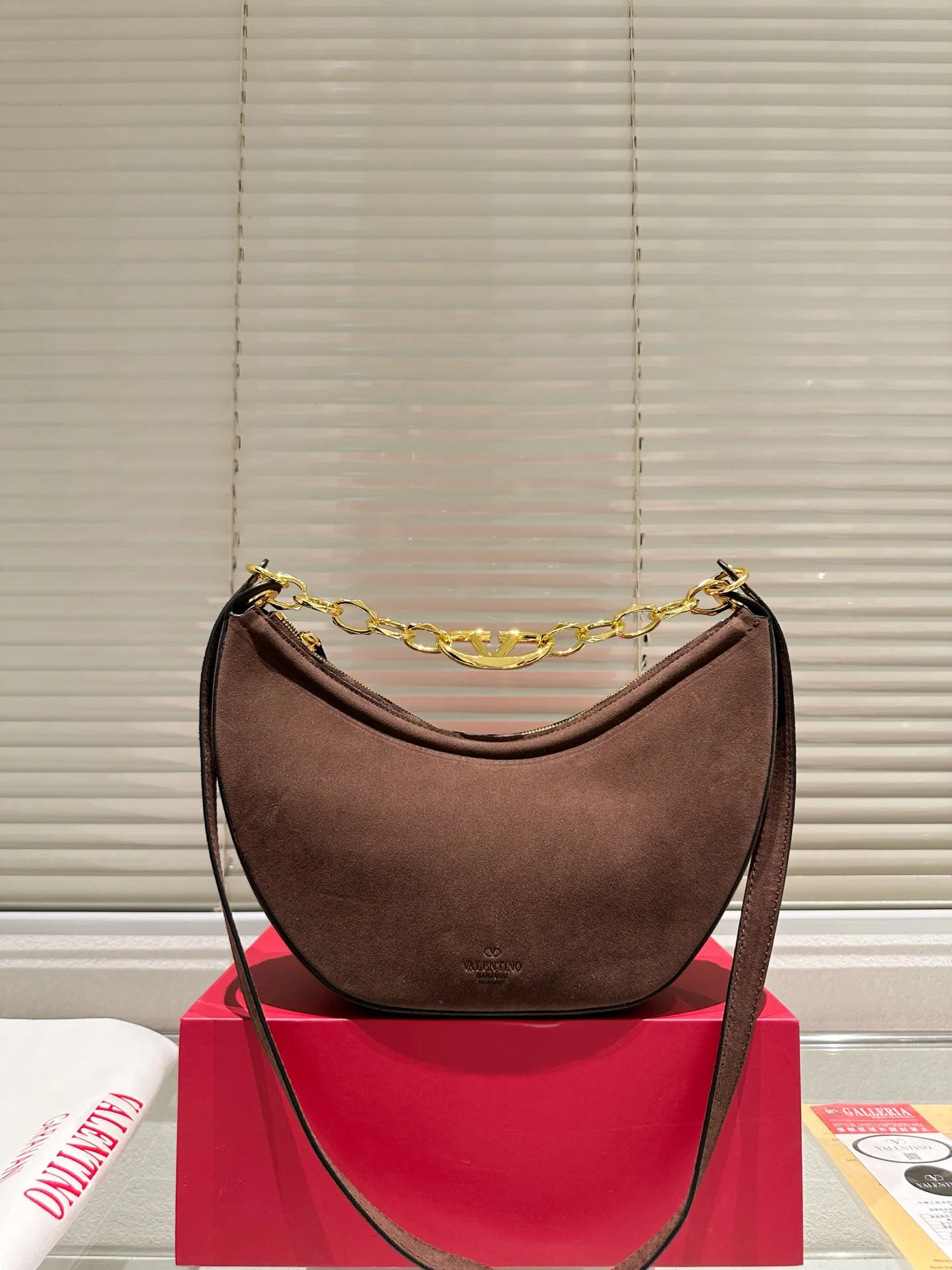 P400 comes with box suede size: 30 15cm Valentino new product! Who can resist this style? It’s totally okay to wear in spring, summer, autumn and winter~