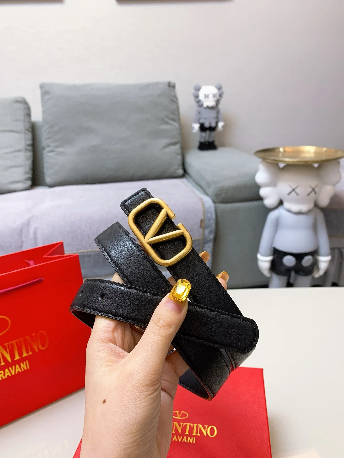P170 Valentino's new model 💎Imported cowhide belt with high-quality letter logo buckle. Shows nobility, 2.5CM high-quality product with great upper body effect 💗A must-have item for goddesses