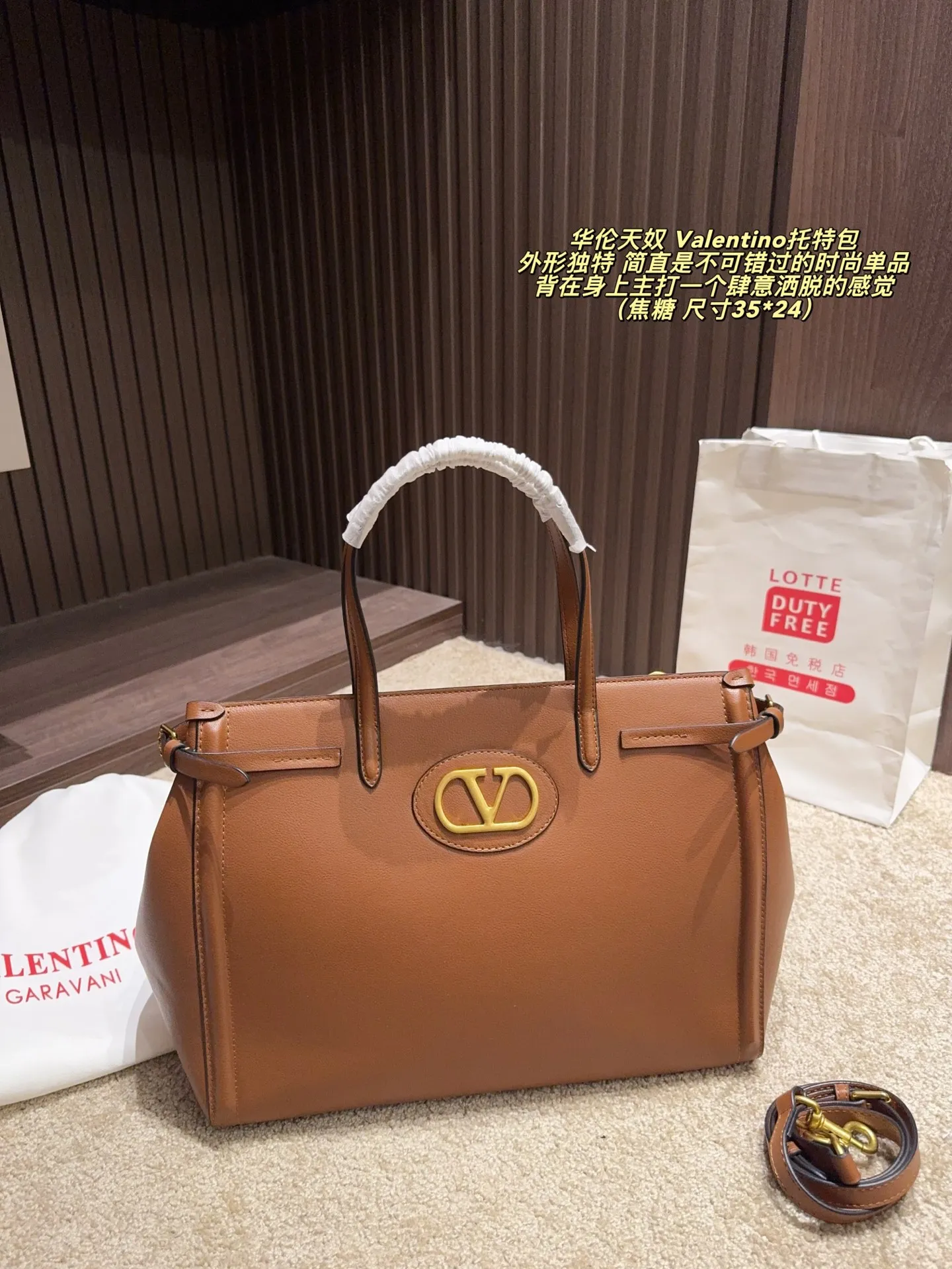 Cherry p480 without box ⚠️ size 35*24 p420 without box ⚠️ size 35*24 Valentino Tote bag has unlimited charm and unleashes your fashion attitude. It has a unique appearance and many lovely colors to choose from. It is a fashion item not to be missed. It is different from the softness of canvas bags. It gives a free and easy feeling when carried on the body. It is super textured and is loved by fashionistas.