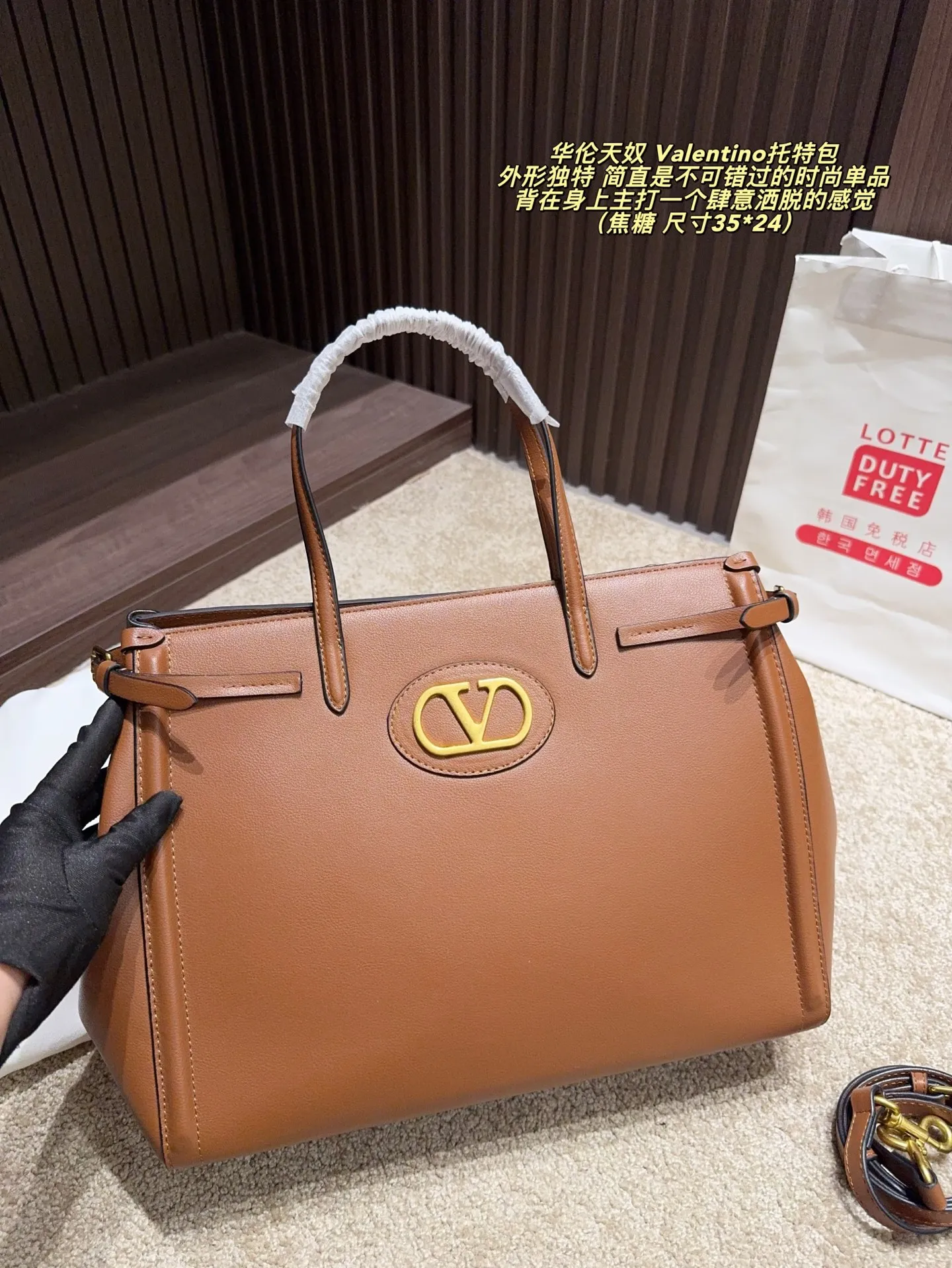 Cherry p480 without box ⚠️ size 35*24 p420 without box ⚠️ size 35*24 Valentino Tote bag has unlimited charm and unleashes your fashion attitude. It has a unique appearance and many lovely colors to choose from. It is a fashion item not to be missed. It is different from the softness of canvas bags. It gives a free and easy feeling when carried on the body. It is super textured and is loved by fashionistas.