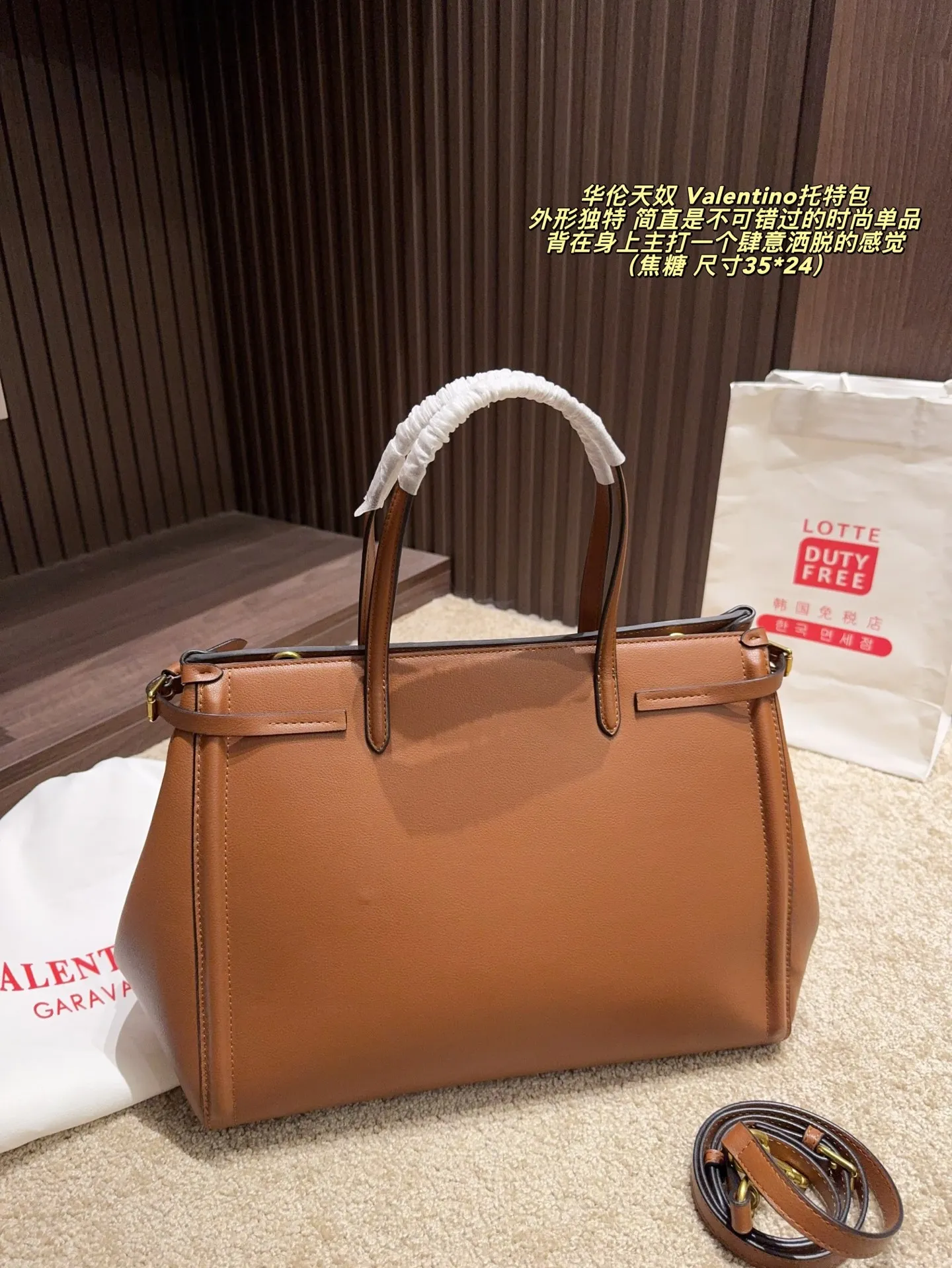 Cherry p480 without box ⚠️ size 35*24 p420 without box ⚠️ size 35*24 Valentino Tote bag has unlimited charm and unleashes your fashion attitude. It has a unique appearance and many lovely colors to choose from. It is a fashion item not to be missed. It is different from the softness of canvas bags. It gives a free and easy feeling when carried on the body. It is super textured and is loved by fashionistas.