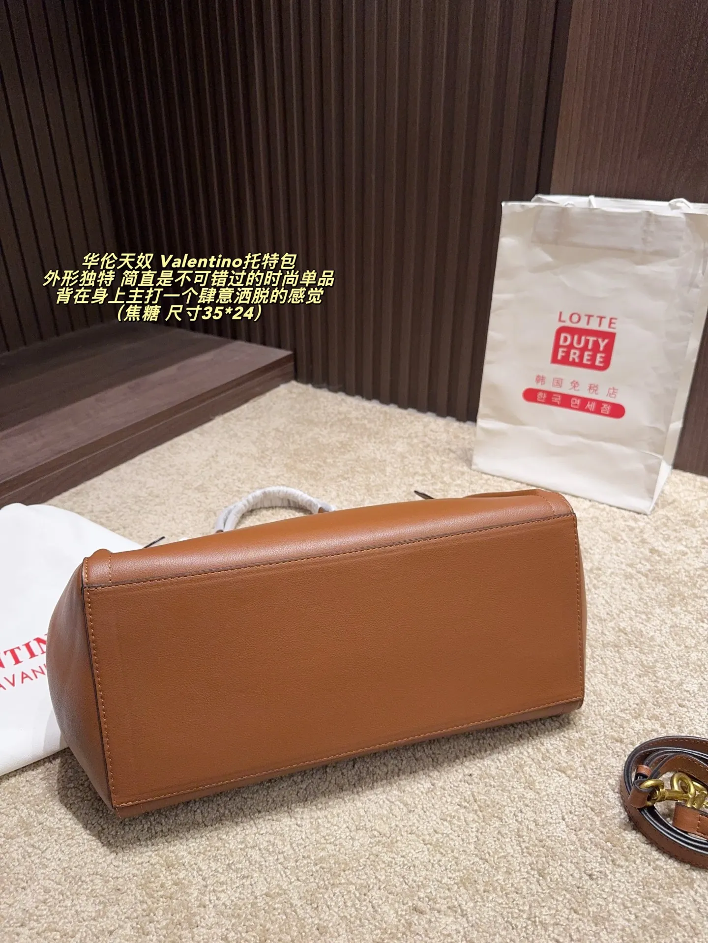 Cherry p480 without box ⚠️ size 35*24 p420 without box ⚠️ size 35*24 Valentino Tote bag has unlimited charm and unleashes your fashion attitude. It has a unique appearance and many lovely colors to choose from. It is a fashion item not to be missed. It is different from the softness of canvas bags. It gives a free and easy feeling when carried on the body. It is super textured and is loved by fashionistas.