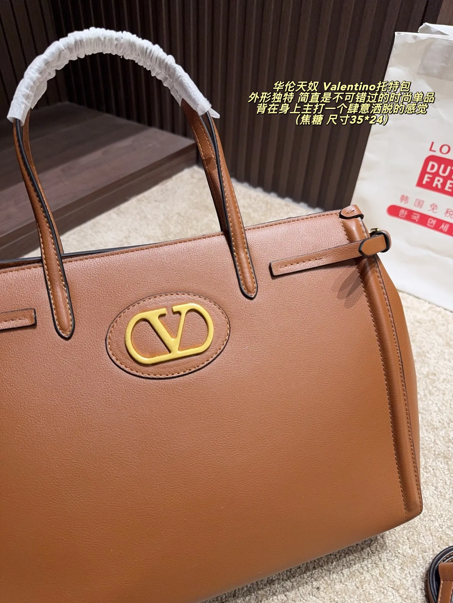 Cherry p480 without box ⚠️ size 35*24 p420 without box ⚠️ size 35*24 Valentino Tote bag has unlimited charm and unleashes your fashion attitude. It has a unique appearance and many lovely colors to choose from. It is a fashion item not to be missed. It is different from the softness of canvas bags. It gives a free and easy feeling when carried on the body. It is super textured and is loved by fashionistas.