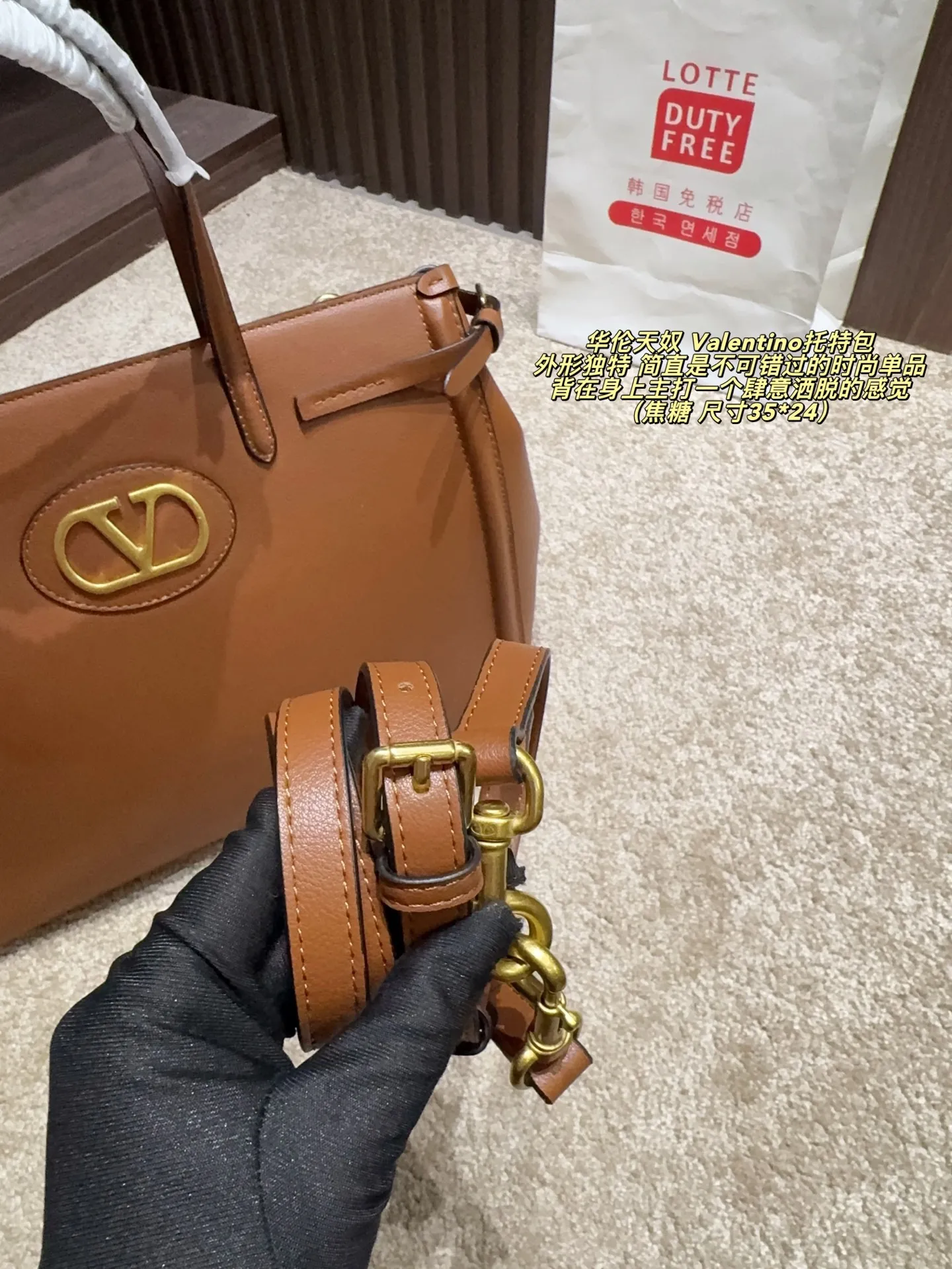 Cherry p480 without box ⚠️ size 35*24 p420 without box ⚠️ size 35*24 Valentino Tote bag has unlimited charm and unleashes your fashion attitude. It has a unique appearance and many lovely colors to choose from. It is a fashion item not to be missed. It is different from the softness of canvas bags. It gives a free and easy feeling when carried on the body. It is super textured and is loved by fashionistas.