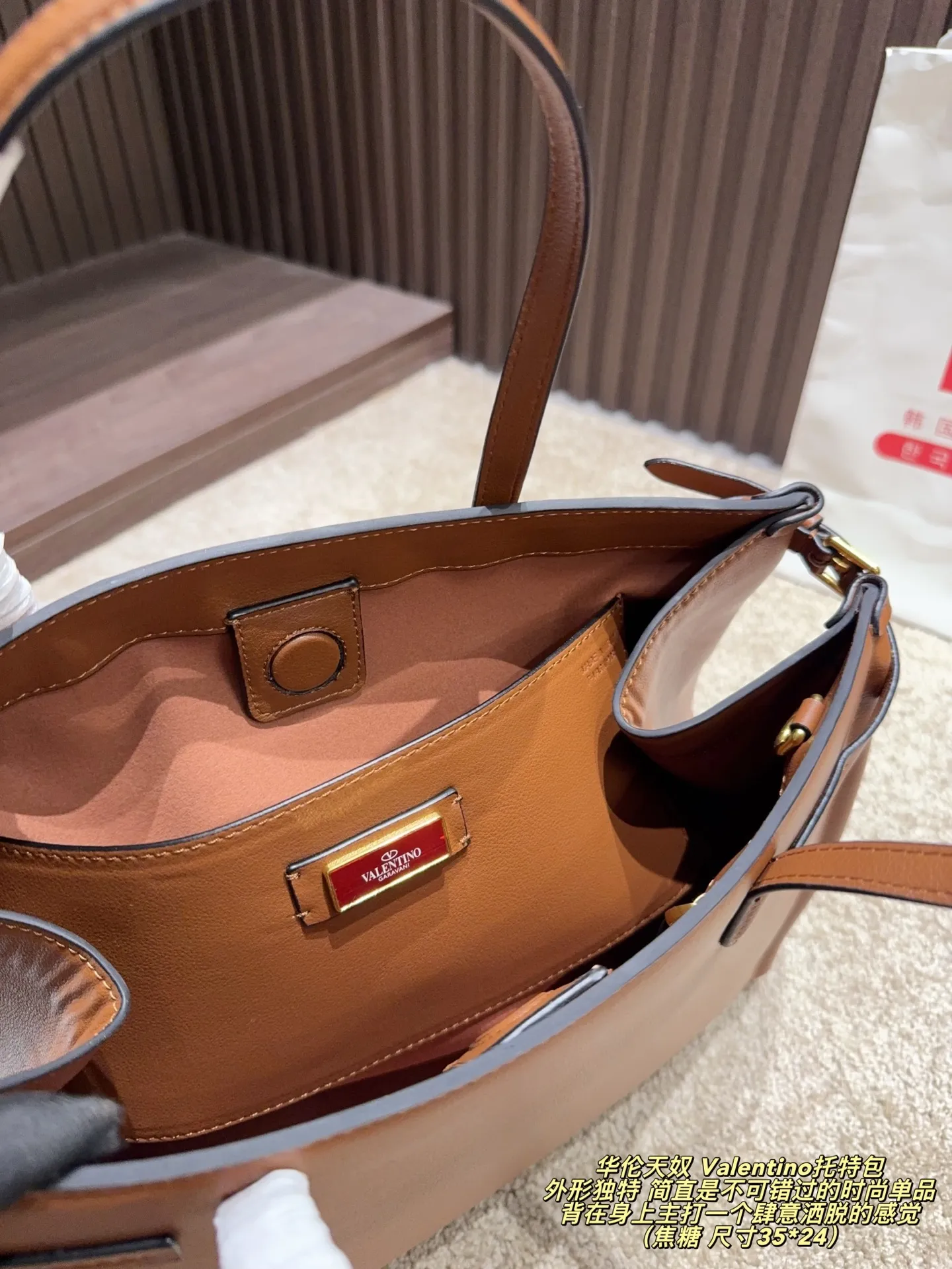 Cherry p480 without box ⚠️ size 35*24 p420 without box ⚠️ size 35*24 Valentino Tote bag has unlimited charm and unleashes your fashion attitude. It has a unique appearance and many lovely colors to choose from. It is a fashion item not to be missed. It is different from the softness of canvas bags. It gives a free and easy feeling when carried on the body. It is super textured and is loved by fashionistas.