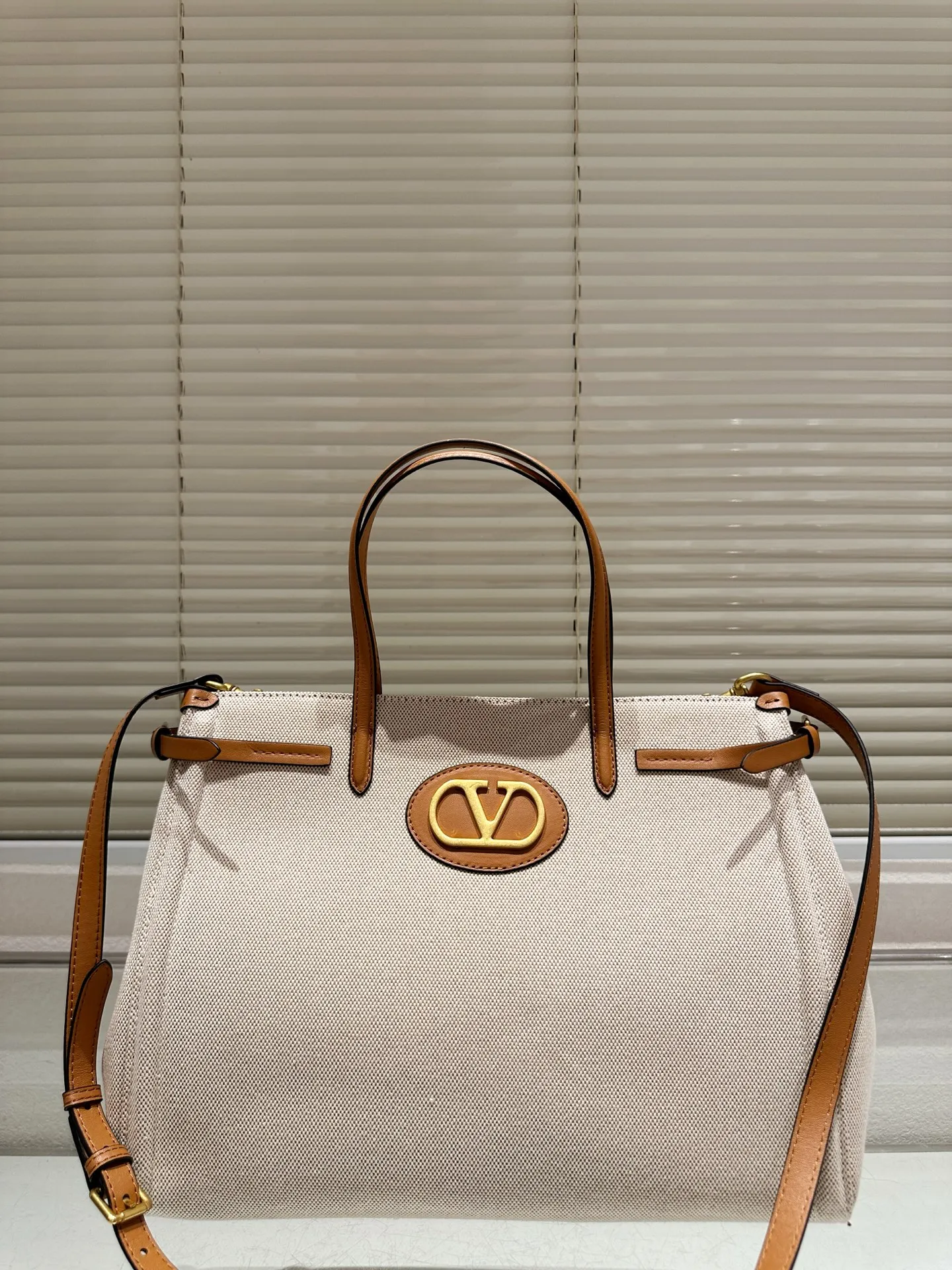 P410 size 35.26 Valentino handbag can be worn across the body. It has a retro feel. It is high-end yet elegant. It has a great sense of atmosphere. It can be worn for commuting, leisure and dating.