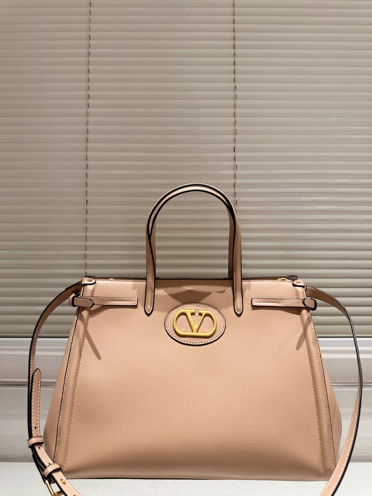 P410 size 35.26 Valentino handbag can be worn across the body. It has a retro feel. It is high-end yet elegant. It has a great sense of atmosphere. It can be worn for commuting, leisure and dating.