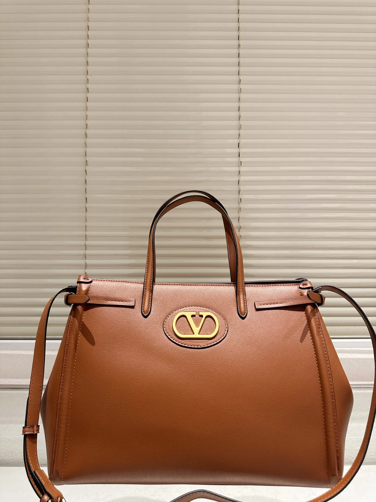 P410 size 35.26 Valentino handbag can be worn across the body. It has a retro feel. It is high-end yet elegant. It has a great sense of atmosphere. It can be worn for commuting, leisure and dating.