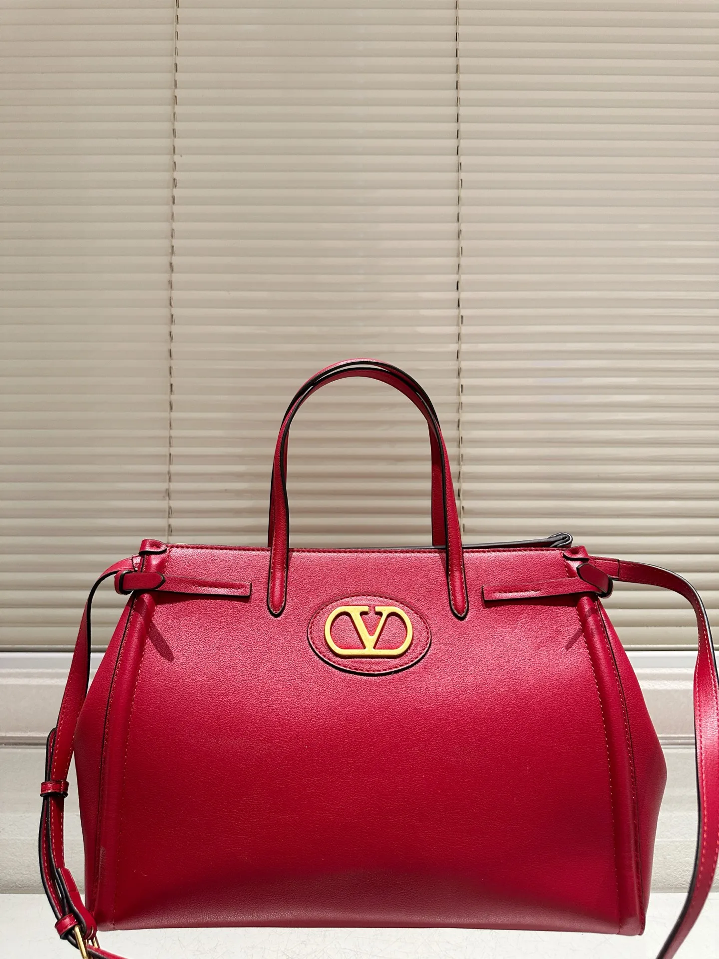 P410 size 35.26 Valentino handbag can be worn across the body. It has a retro feel. It is high-end yet elegant. It has a great sense of atmosphere. It can be worn for commuting, leisure and dating.