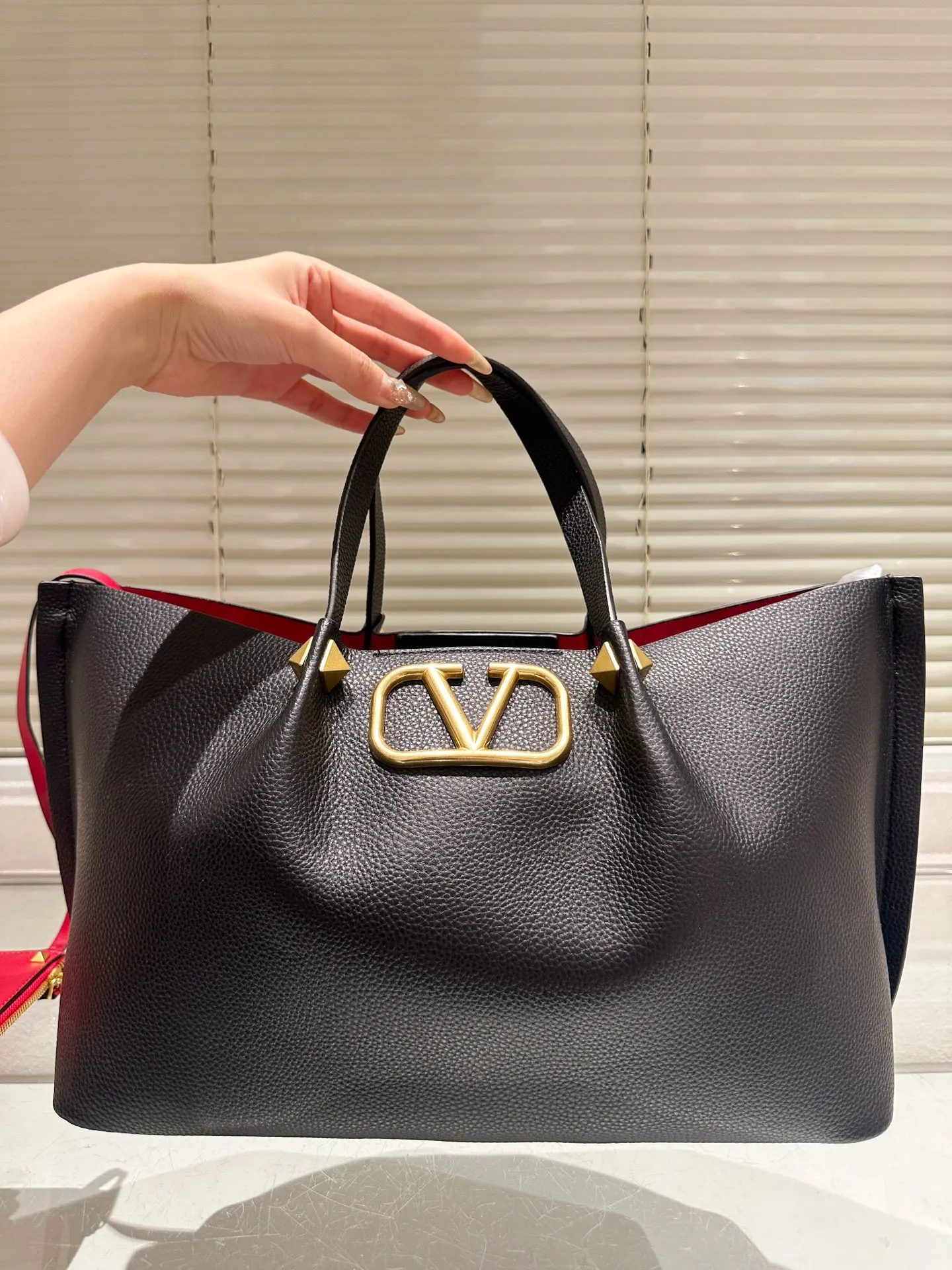P370⚠️Size 37.24 Valentino handbag can be worn cross-body. It has a retro feel. It is high-end yet elegant. It has a great sense of atmosphere. It can be worn for commuting, leisure and dating.
