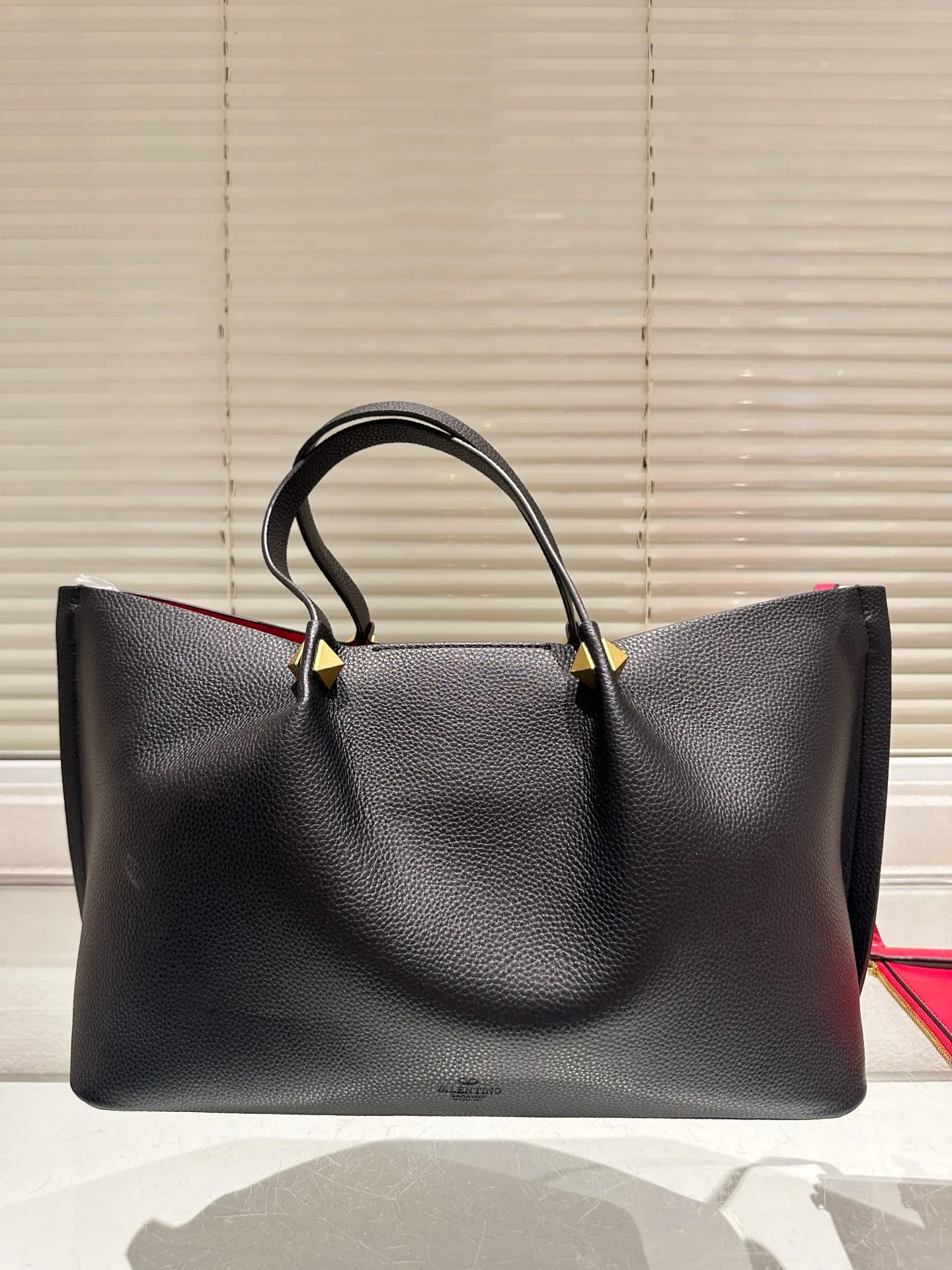 P370⚠️Size 37.24 Valentino handbag can be worn cross-body. It has a retro feel. It is high-end yet elegant. It has a great sense of atmosphere. It can be worn for commuting, leisure and dating.