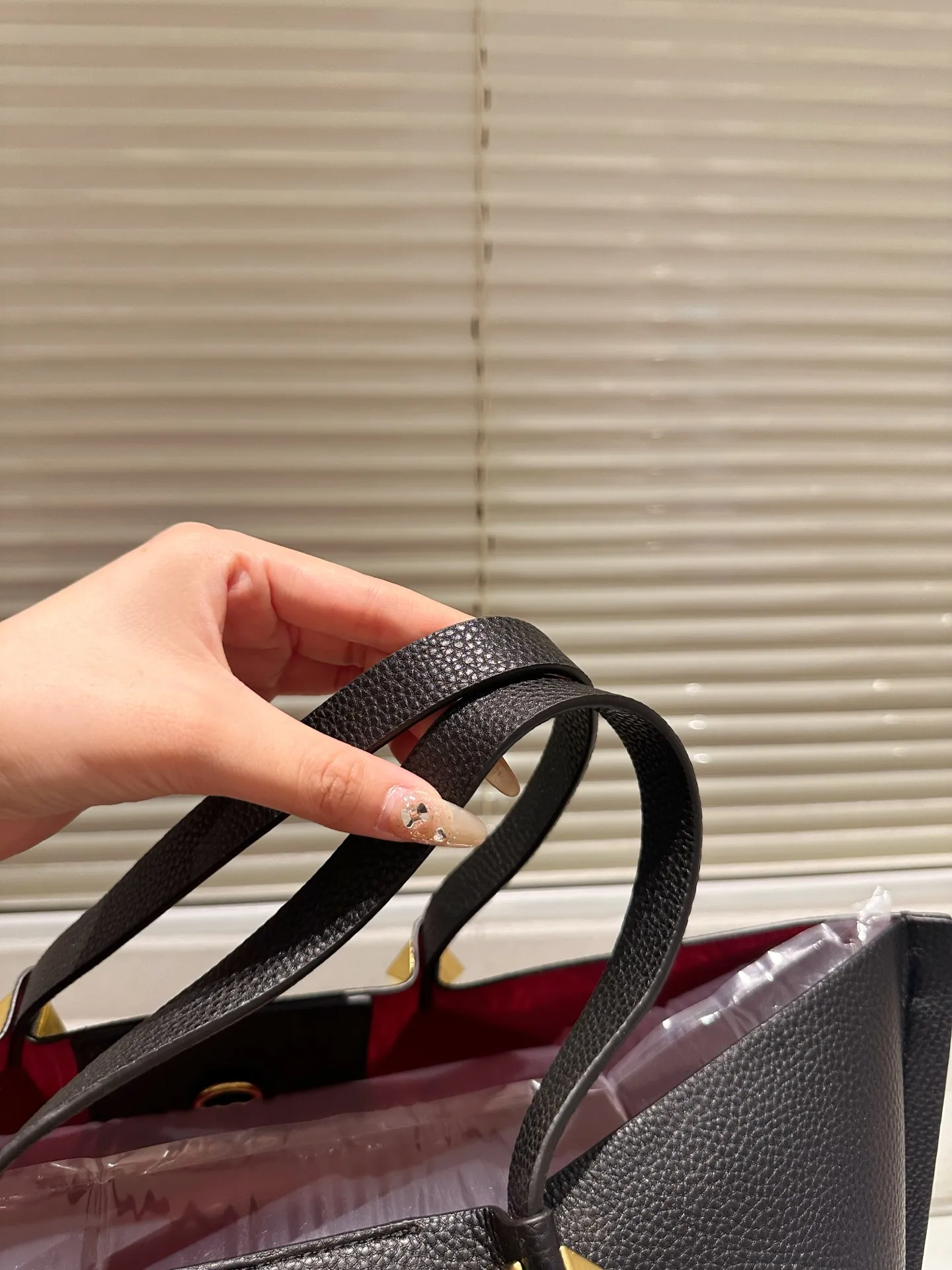 P370⚠️Size 37.24 Valentino handbag can be worn cross-body. It has a retro feel. It is high-end yet elegant. It has a great sense of atmosphere. It can be worn for commuting, leisure and dating.