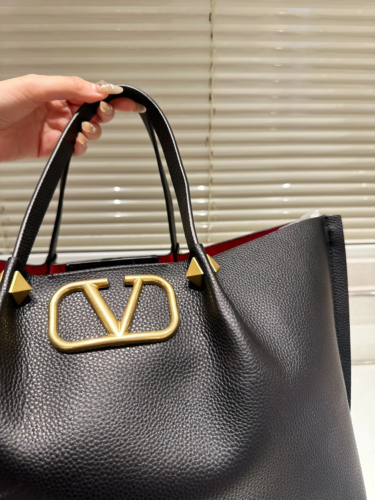 P370⚠️Size 37.24 Valentino handbag can be worn cross-body. It has a retro feel. It is high-end yet elegant. It has a great sense of atmosphere. It can be worn for commuting, leisure and dating.