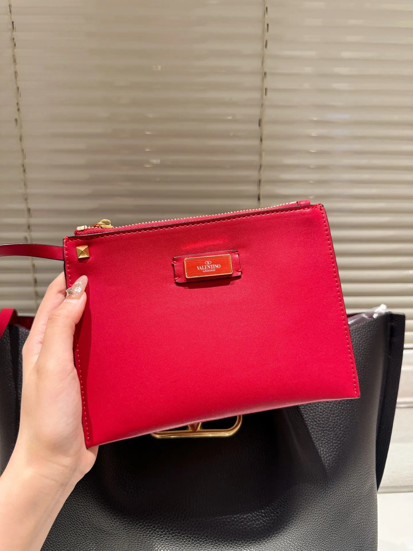 P370⚠️Size 37.24 Valentino handbag can be worn cross-body. It has a retro feel. It is high-end yet elegant. It has a great sense of atmosphere. It can be worn for commuting, leisure and dating.