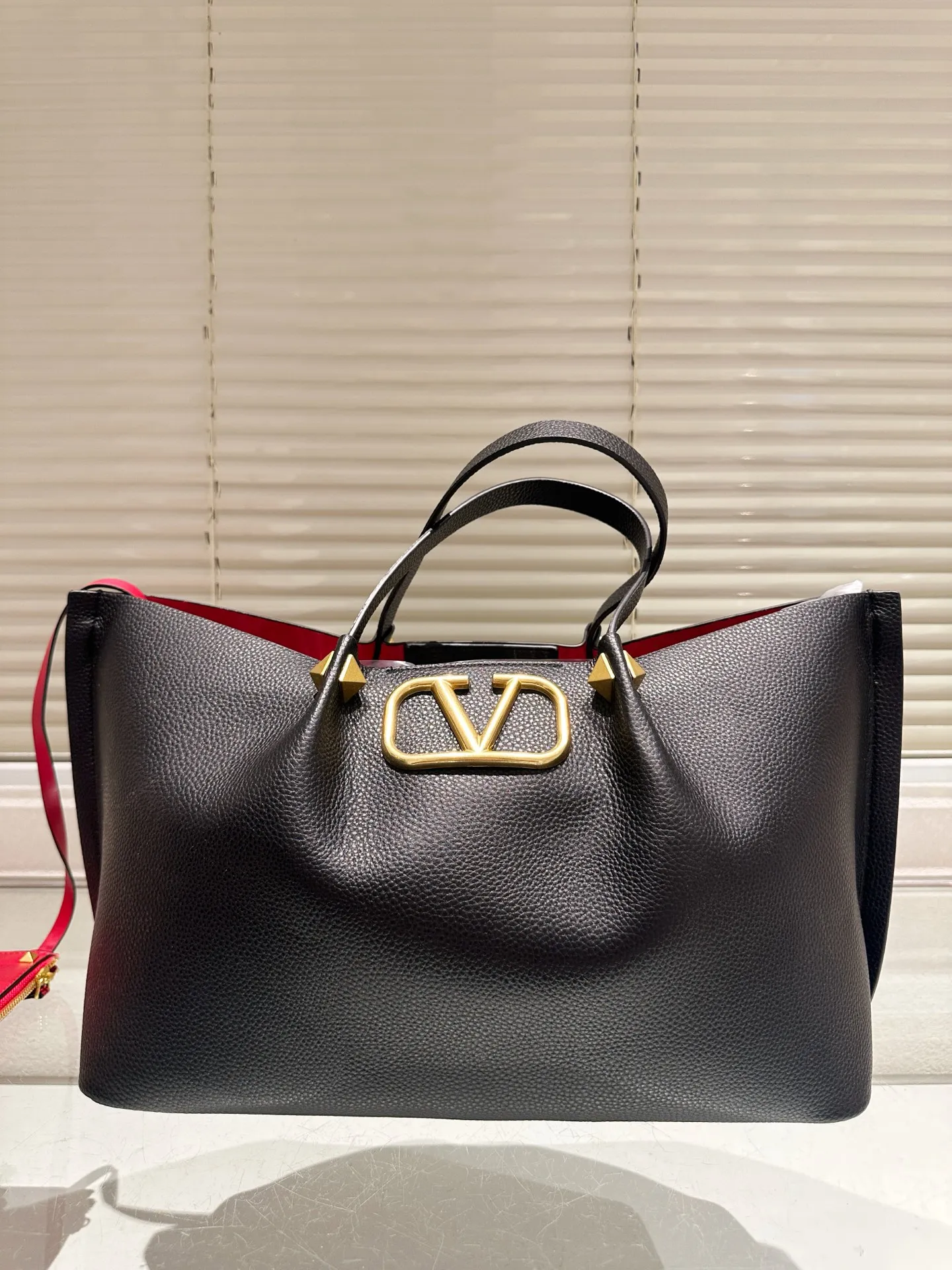 P370⚠️Size 37.24 Valentino handbag can be worn cross-body. It has a retro feel. It is high-end yet elegant. It has a great sense of atmosphere. It can be worn for commuting, leisure and dating.