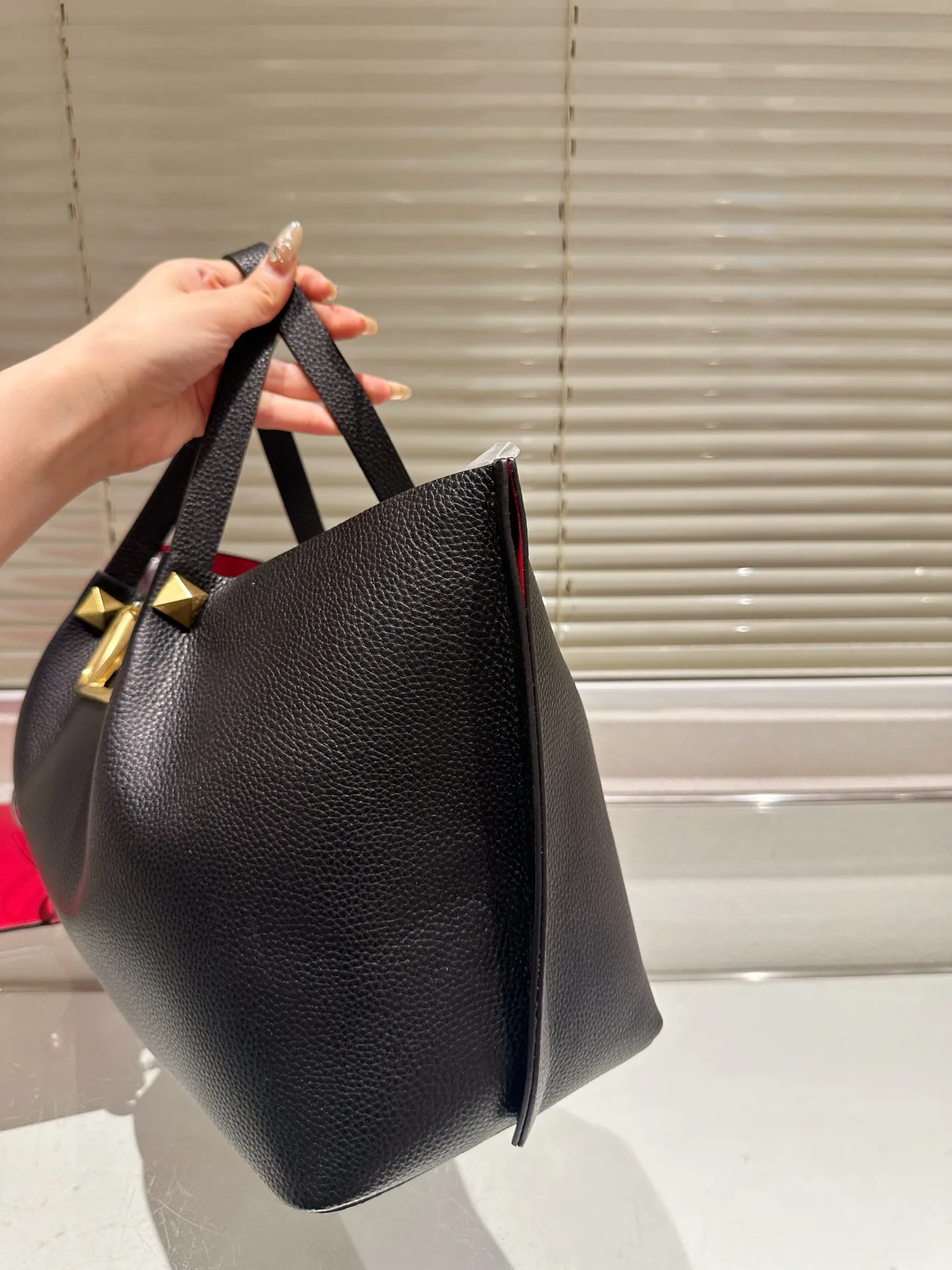 P370⚠️Size 37.24 Valentino handbag can be worn cross-body. It has a retro feel. It is high-end yet elegant. It has a great sense of atmosphere. It can be worn for commuting, leisure and dating.