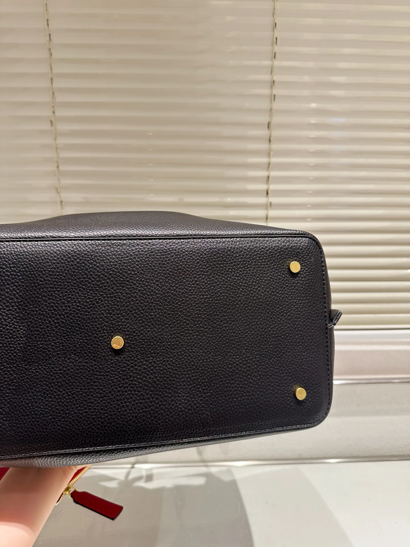P370⚠️Size 37.24 Valentino handbag can be worn cross-body. It has a retro feel. It is high-end yet elegant. It has a great sense of atmosphere. It can be worn for commuting, leisure and dating.