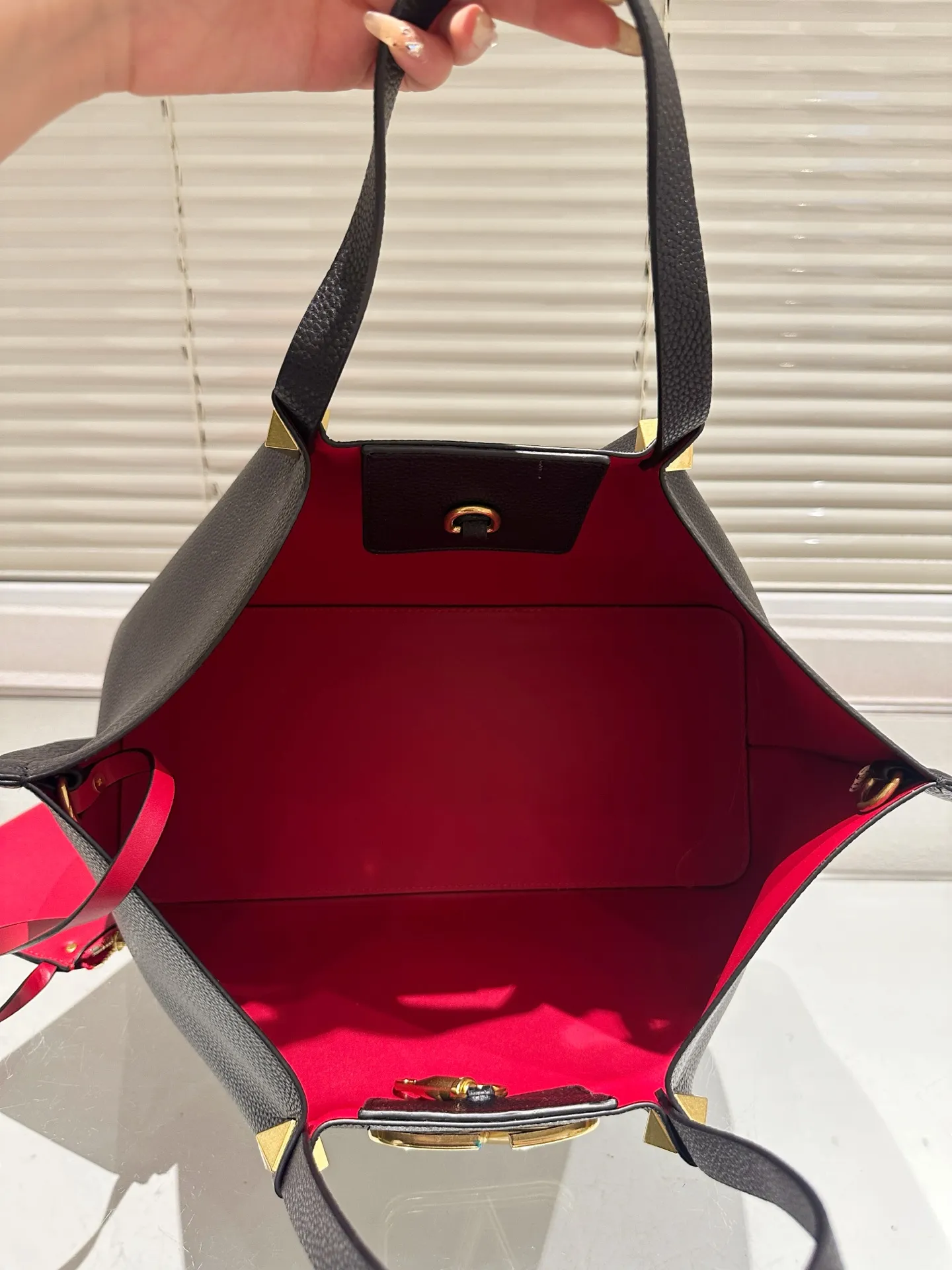 P370⚠️Size 37.24 Valentino handbag can be worn cross-body. It has a retro feel. It is high-end yet elegant. It has a great sense of atmosphere. It can be worn for commuting, leisure and dating.