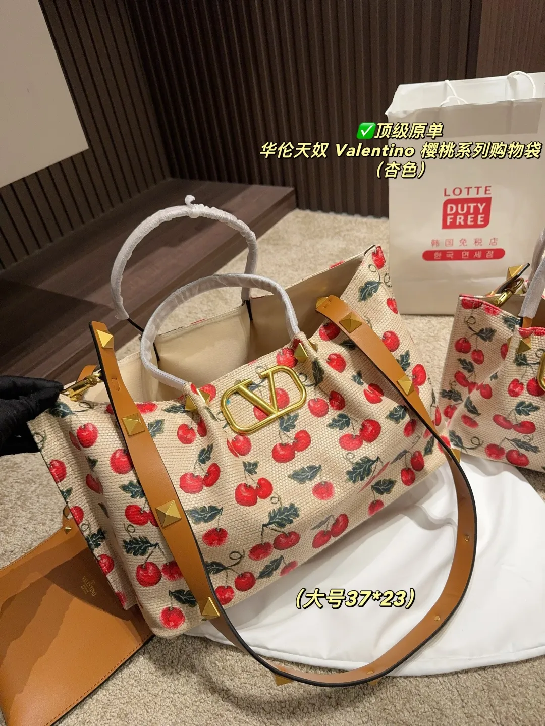 ✅Top original order Large p440 with box⚠️Size 37.23 Small p410 with box⚠️Size 25.20 Valentino Cherry Series Shopping Bag The bright cherries on the top are matched with dark green branches and leaves, and the retro pastoral style blows in, as if you have traveled to a romantic pastoral in one second🍃 The brown leather edging is extremely exquisite, and the iconic metal "V" buckle is even more eye-catching. The texture is instantly full and the sense of luxury is overwhelming✨This bag is super versatile and can be worn with a small skirt to show off its sweet temperament; paired with casual wear, it can show off its cool and handsome side, lighting up the overall look in minutes. Carry it on your back when you go out, and you will be a sweet and cool girl that everyone loves