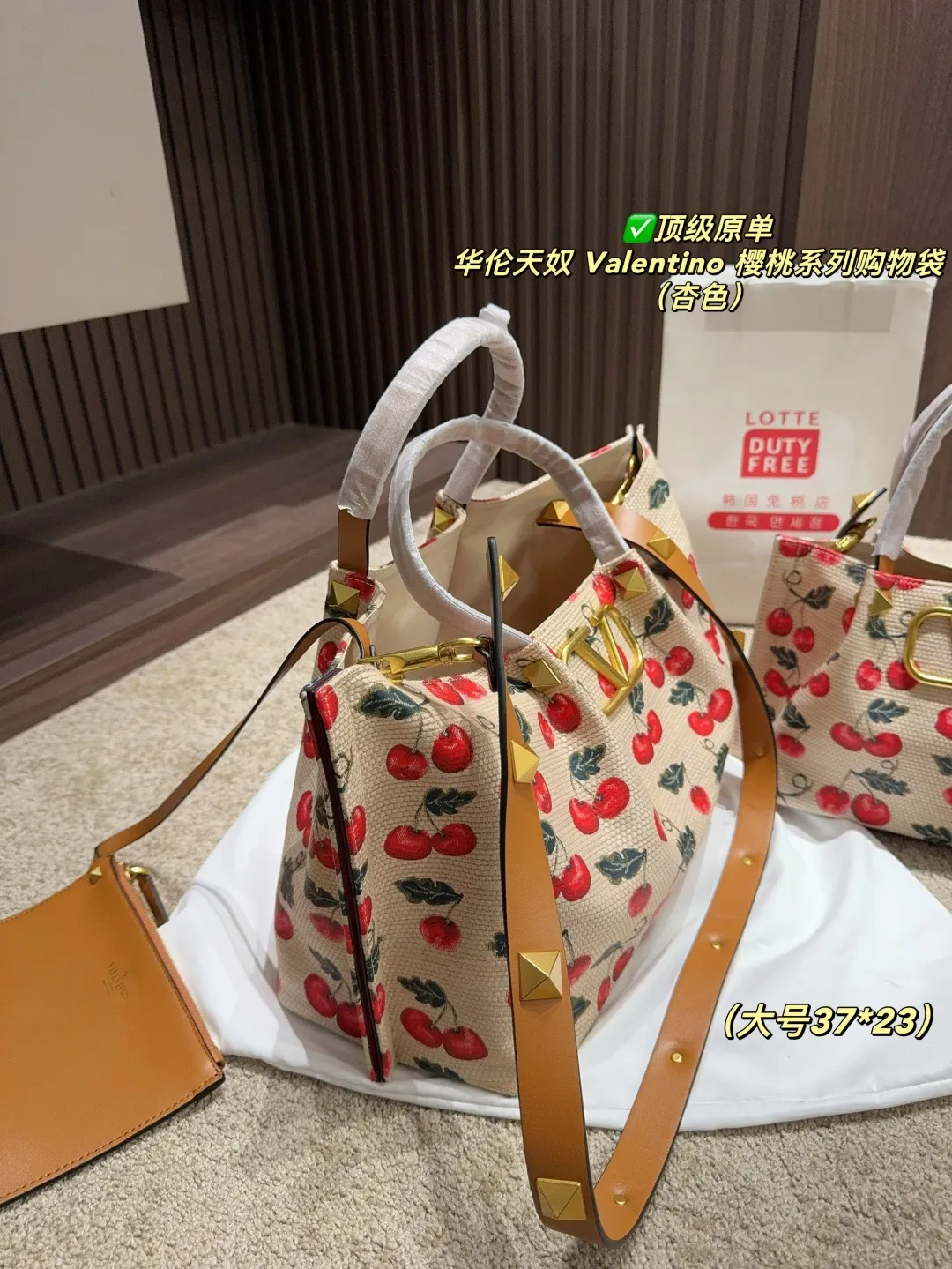 ✅Top original order Large p440 with box⚠️Size 37.23 Small p410 with box⚠️Size 25.20 Valentino Cherry Series Shopping Bag The bright cherries on the top are matched with dark green branches and leaves, and the retro pastoral style blows in, as if you have traveled to a romantic pastoral in one second🍃 The brown leather edging is extremely exquisite, and the iconic metal "V" buckle is even more eye-catching. The texture is instantly full and the sense of luxury is overwhelming✨This bag is super versatile and can be worn with a small skirt to show off its sweet temperament; paired with casual wear, it can show off its cool and handsome side, lighting up the overall look in minutes. Carry it on your back when you go out, and you will be a sweet and cool girl that everyone loves