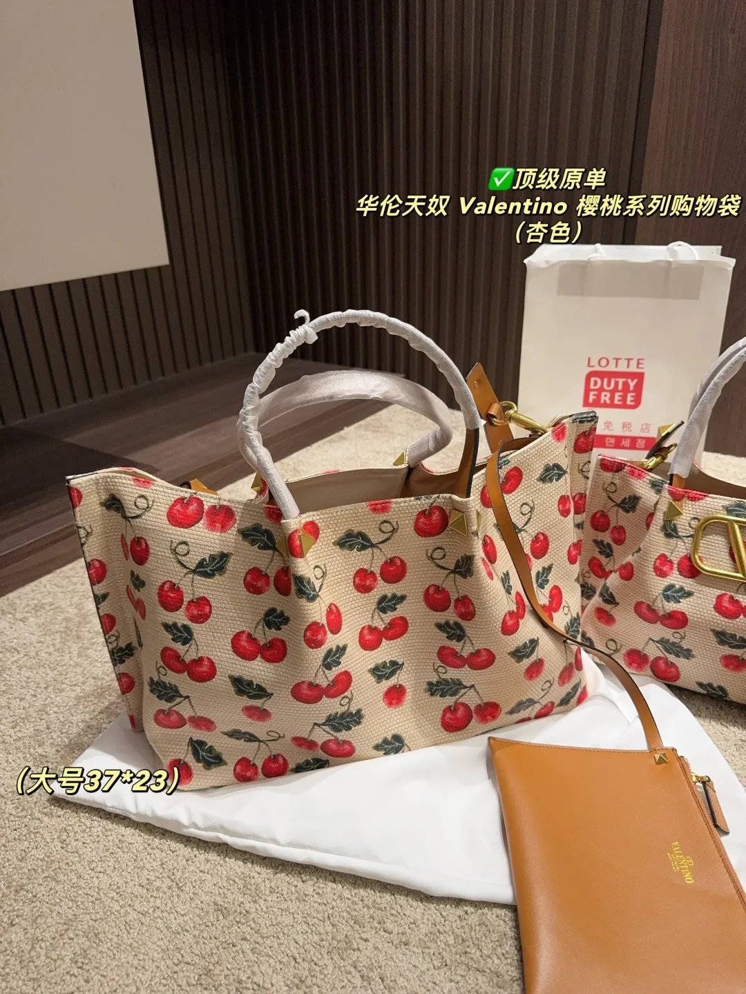 ✅Top original order Large p440 with box⚠️Size 37.23 Small p410 with box⚠️Size 25.20 Valentino Cherry Series Shopping Bag The bright cherries on the top are matched with dark green branches and leaves, and the retro pastoral style blows in, as if you have traveled to a romantic pastoral in one second🍃 The brown leather edging is extremely exquisite, and the iconic metal "V" buckle is even more eye-catching. The texture is instantly full and the sense of luxury is overwhelming✨This bag is super versatile and can be worn with a small skirt to show off its sweet temperament; paired with casual wear, it can show off its cool and handsome side, lighting up the overall look in minutes. Carry it on your back when you go out, and you will be a sweet and cool girl that everyone loves