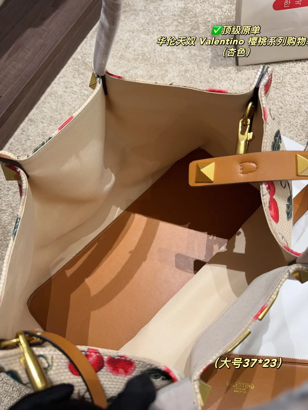 ✅Top original order Large p440 with box⚠️Size 37.23 Small p410 with box⚠️Size 25.20 Valentino Cherry Series Shopping Bag The bright cherries on the top are matched with dark green branches and leaves, and the retro pastoral style blows in, as if you have traveled to a romantic pastoral in one second🍃 The brown leather edging is extremely exquisite, and the iconic metal "V" buckle is even more eye-catching. The texture is instantly full and the sense of luxury is overwhelming✨This bag is super versatile and can be worn with a small skirt to show off its sweet temperament; paired with casual wear, it can show off its cool and handsome side, lighting up the overall look in minutes. Carry it on your back when you go out, and you will be a sweet and cool girl that everyone loves