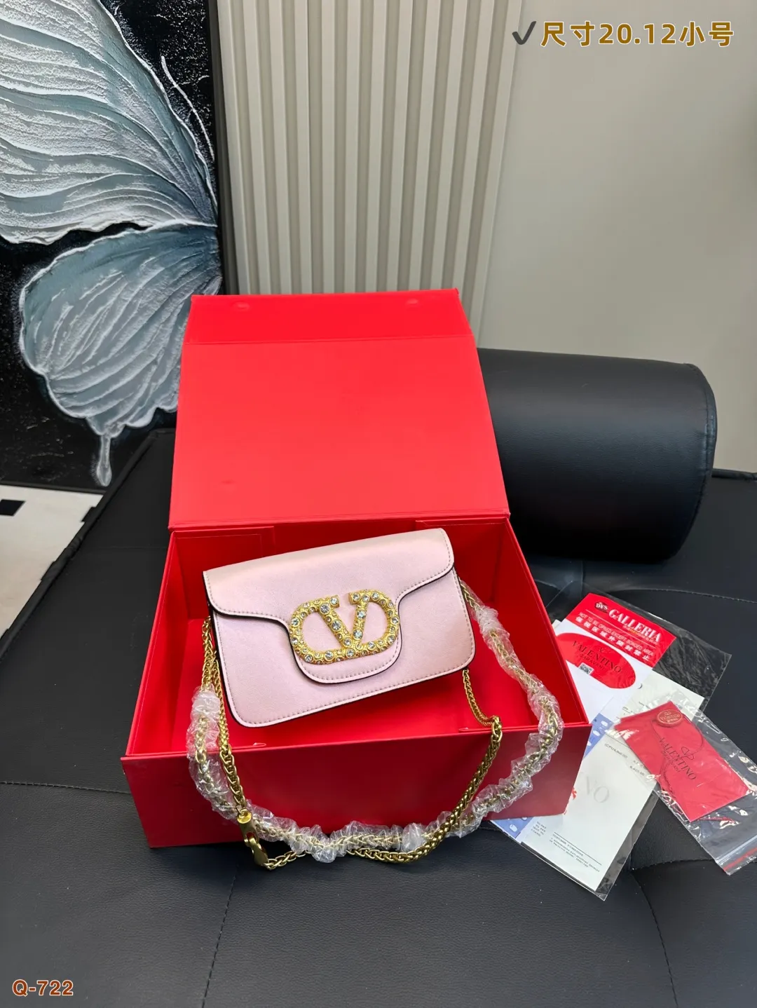 💰300💰310 with folding box VALENTINO Valentino women's Loco calfskin handbag, crossbody bag, new Rockstud Alcove accessories series, iconic vlogo Signature, avant-garde shape creates unique and attractive charm. Size 20.12/28.14