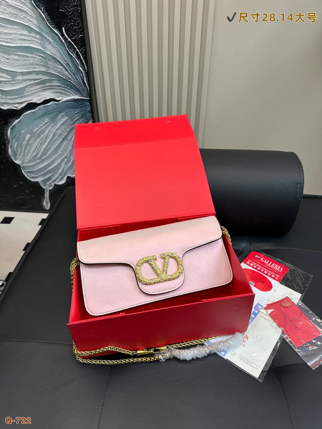 💰300💰310 with folding box VALENTINO Valentino women's Loco calfskin handbag, crossbody bag, new Rockstud Alcove accessories series, iconic vlogo Signature, avant-garde shape creates unique and attractive charm. Size 20.12/28.14