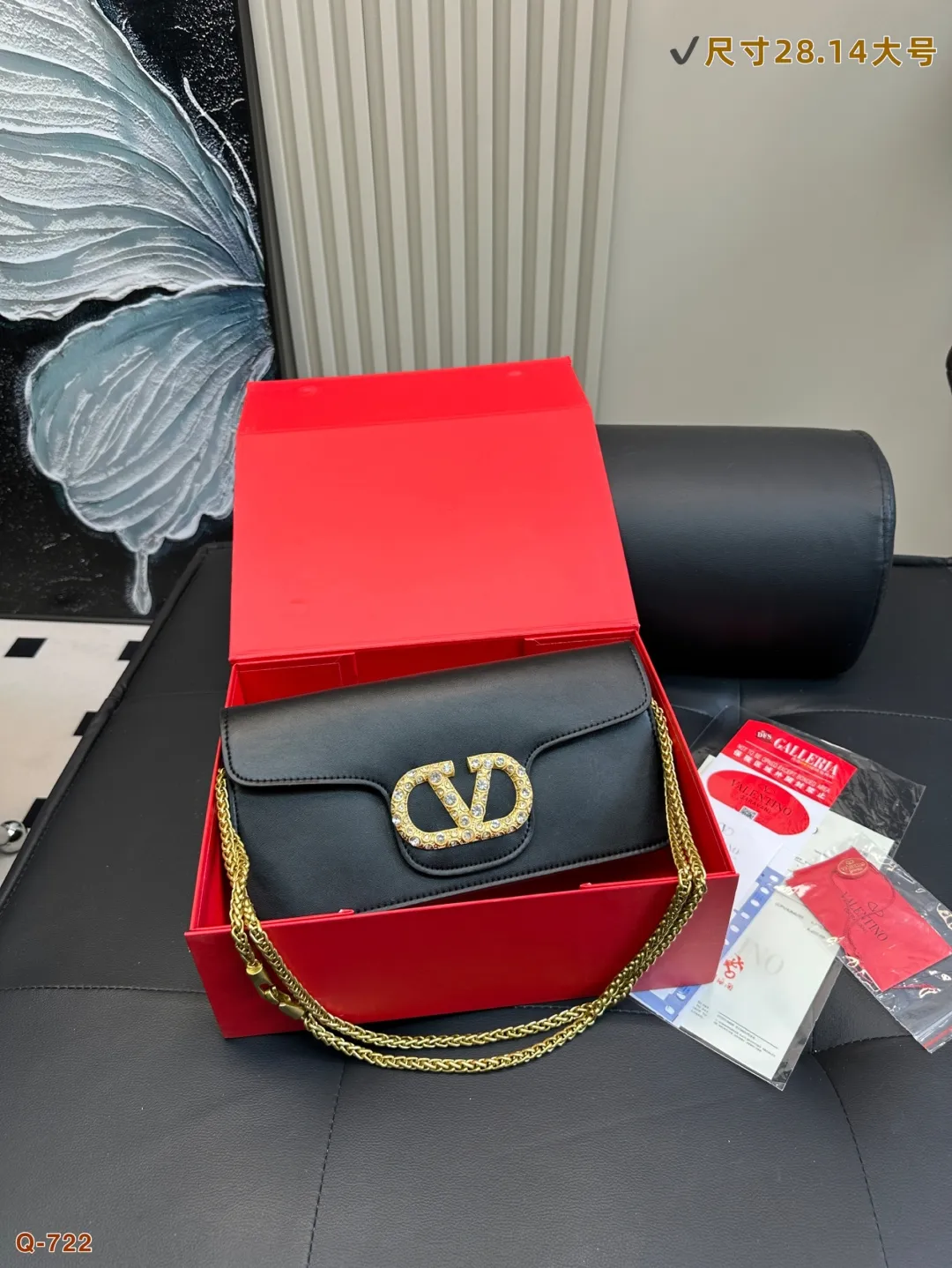 💰300💰310 with folding box VALENTINO Valentino women's Loco calfskin handbag, crossbody bag, new Rockstud Alcove accessories series, iconic vlogo Signature, avant-garde shape creates unique and attractive charm. Size 20.12/28.14