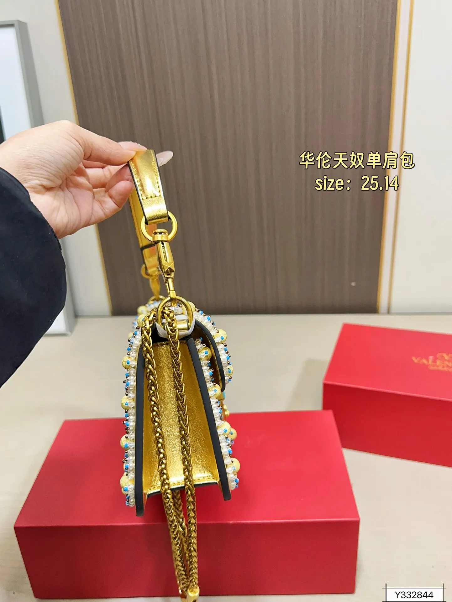 💰520 Folding Box Valentino Shoulder Bag It’s fashionable and easy to match. It doesn’t look old-fashioned and it’s easy to match. Moreover, it’s beautiful and temperamental. I love this calmness and elegance. Size: 25.14