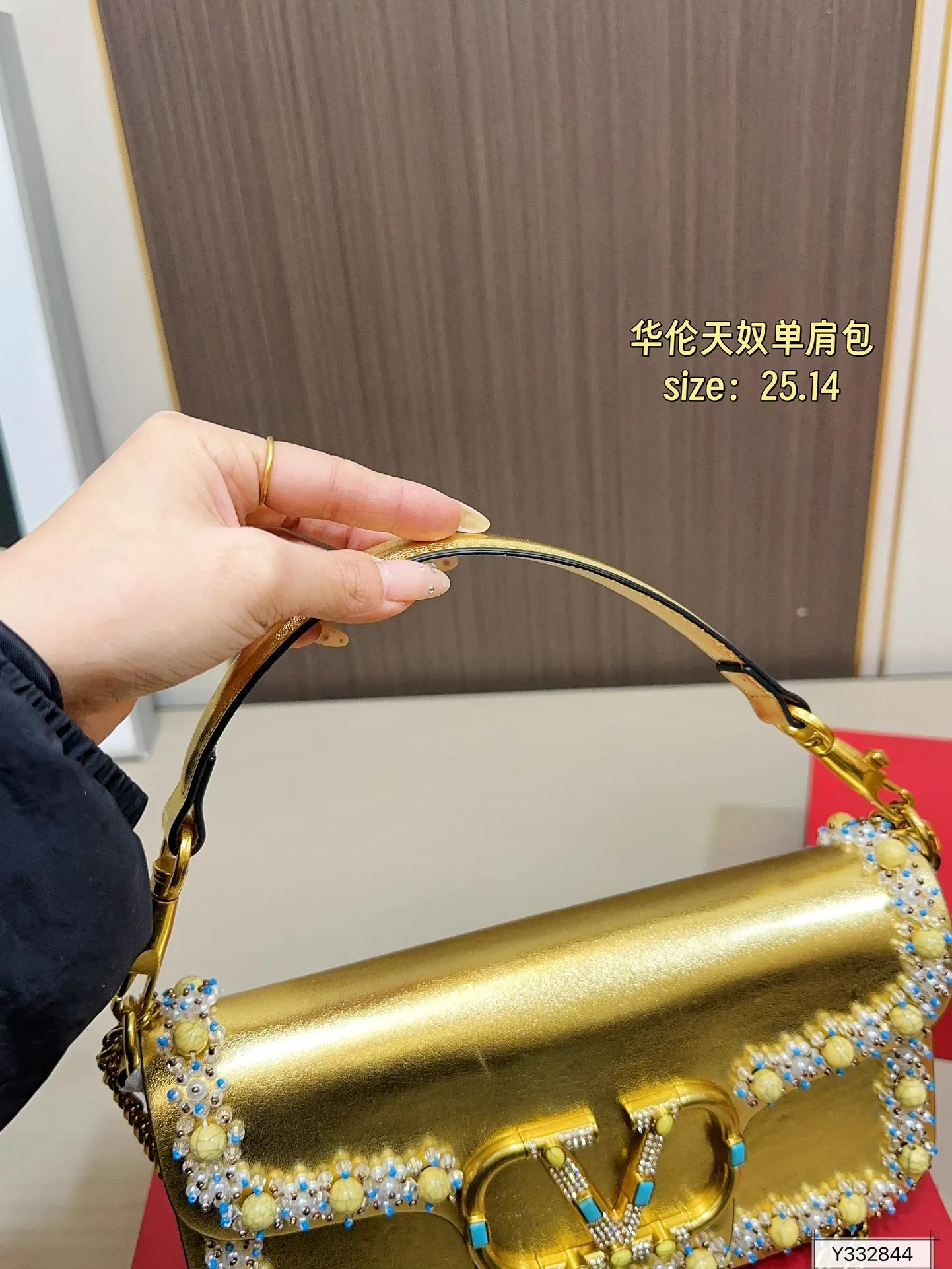 💰520 Folding Box Valentino Shoulder Bag It’s fashionable and easy to match. It doesn’t look old-fashioned and it’s easy to match. Moreover, it’s beautiful and temperamental. I love this calmness and elegance. Size: 25.14