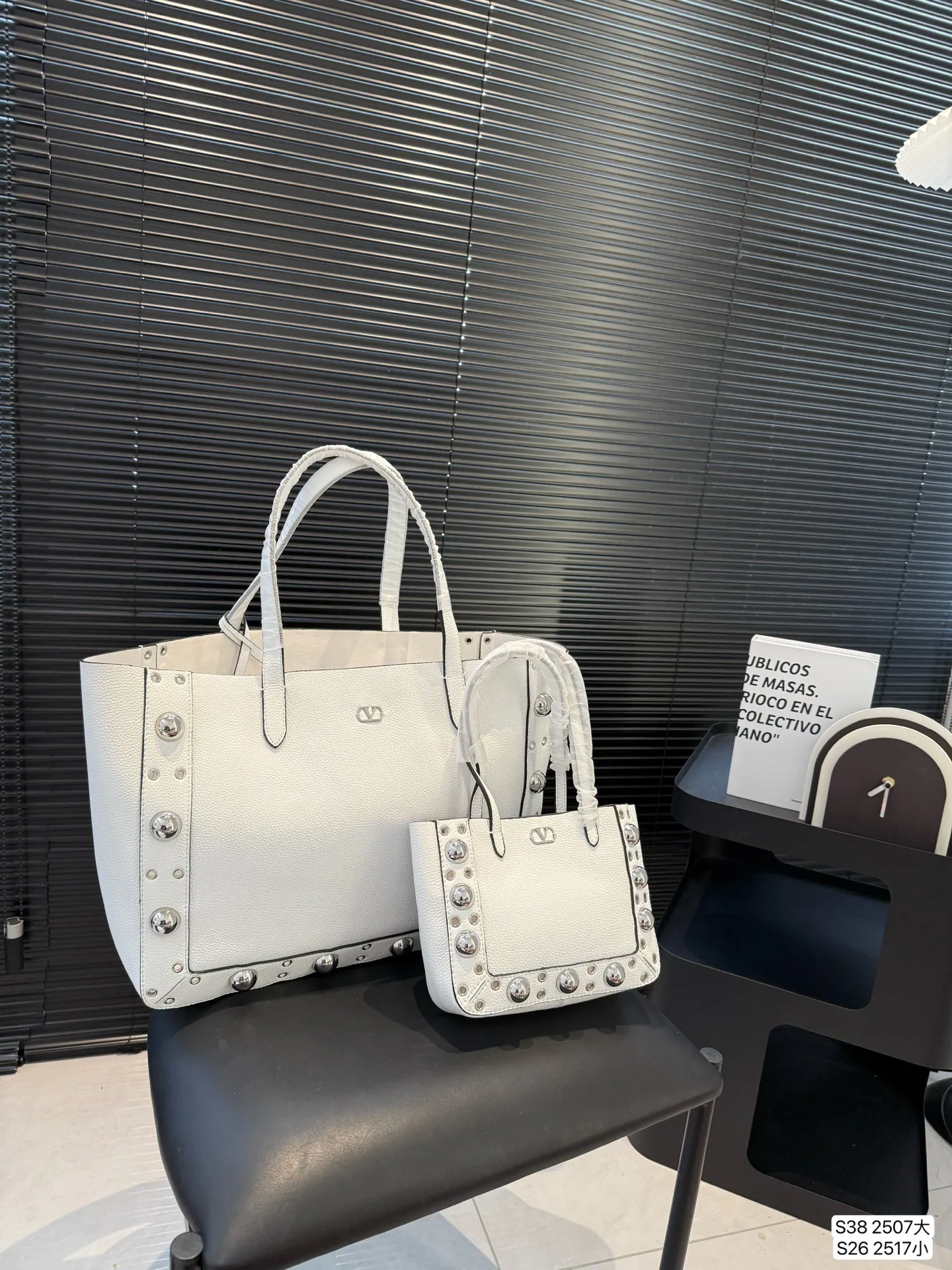 Large P480 Small P360 Valentino Tote Willow Tote New Autumn Favorite | Practical Versatile Bags Autumn is here, don’t you feel like it’s time to add new members to your wardrobe and bags? This versatile bag is definitely the best choice! Not only is it large in capacity, it can hold daily necessities, but it is also full of design details. Pair it with any style of outfit to create a fashionable look easily. Whether it is daily commuting or weekend gatherings, it can be perfectly held! Come and get the same style! Sizes large 40 30 small 21 16.5 Item number large 2507 small 2517