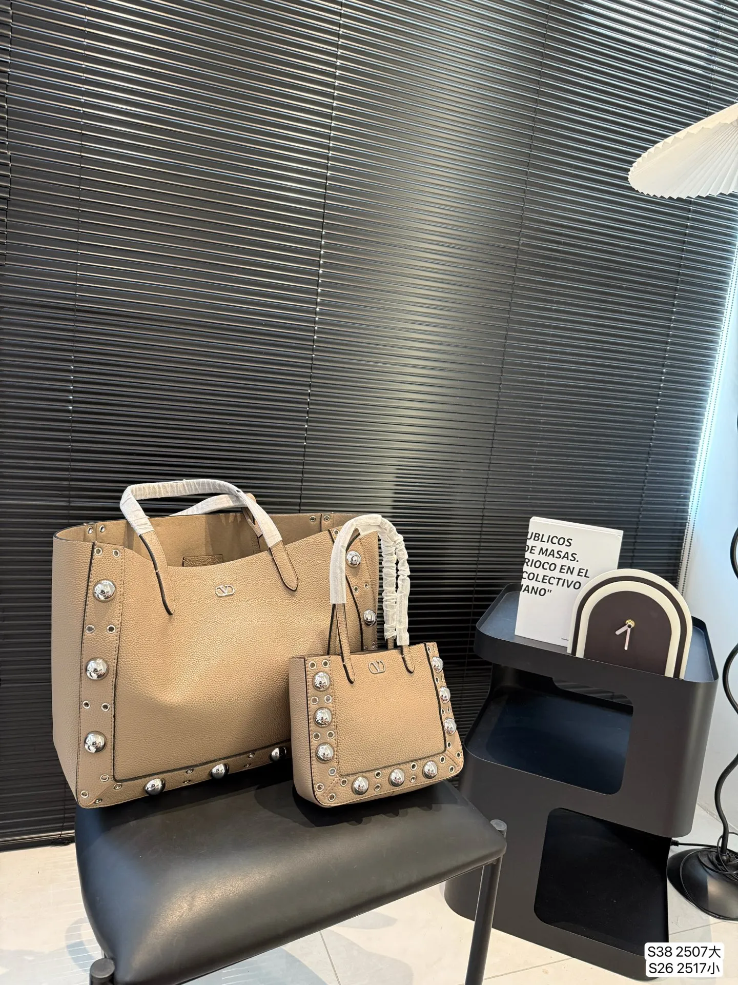 Large P480 Small P360 Valentino Tote Willow Tote New Autumn Favorite | Practical Versatile Bags Autumn is here, don’t you feel like it’s time to add new members to your wardrobe and bags? This versatile bag is definitely the best choice! Not only is it large in capacity, it can hold daily necessities, but it is also full of design details. Pair it with any style of outfit to create a fashionable look easily. Whether it is daily commuting or weekend gatherings, it can be perfectly held! Come and get the same style! Sizes large 40 30 small 21 16.5 Item number large 2507 small 2517