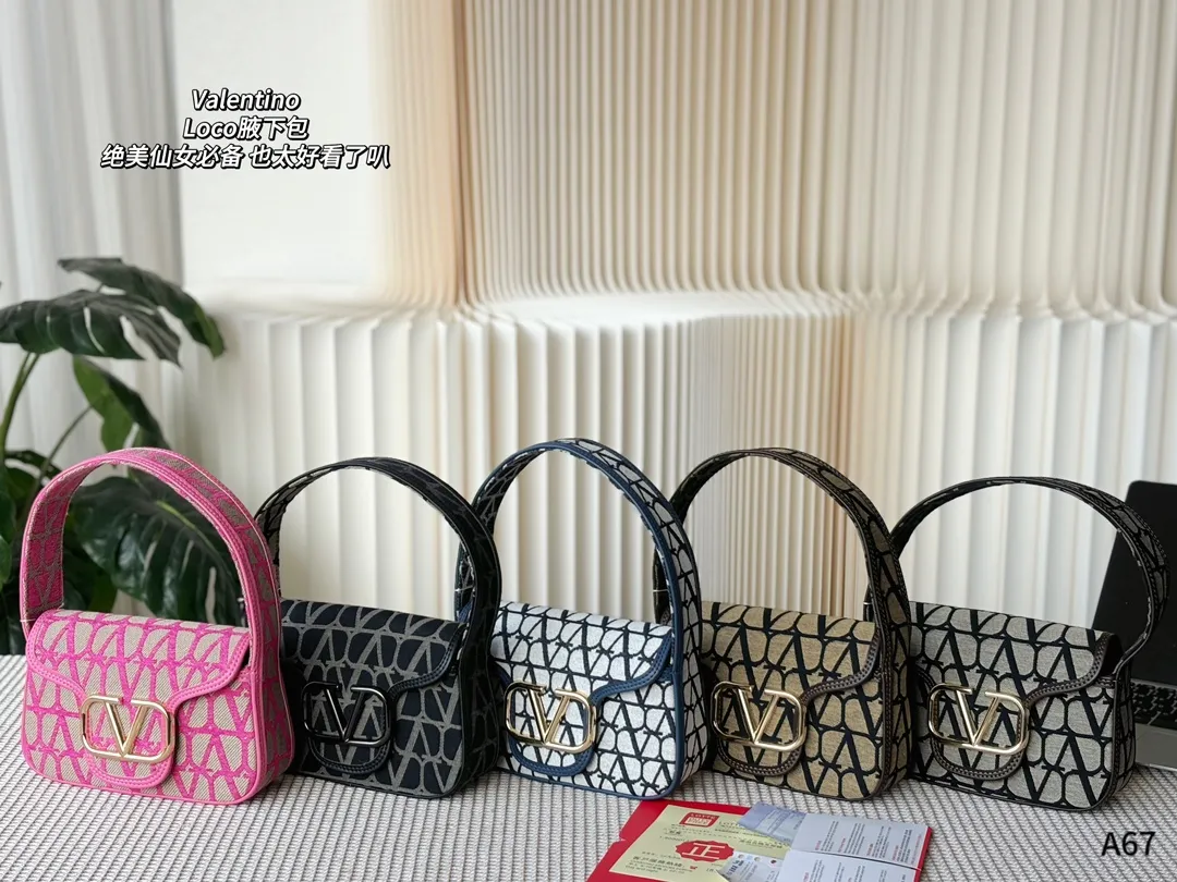 💰270 Folding gift box packaging 🌟Valentino Loco is a must-have for beautiful fairies. It is also so beautiful. It can be carried on one shoulder🉑 Unlock the fashion charm. It can be salty or sweet. Be the most beautiful girl in the whole street👩🏼‍🦱 Size: 23-7-13