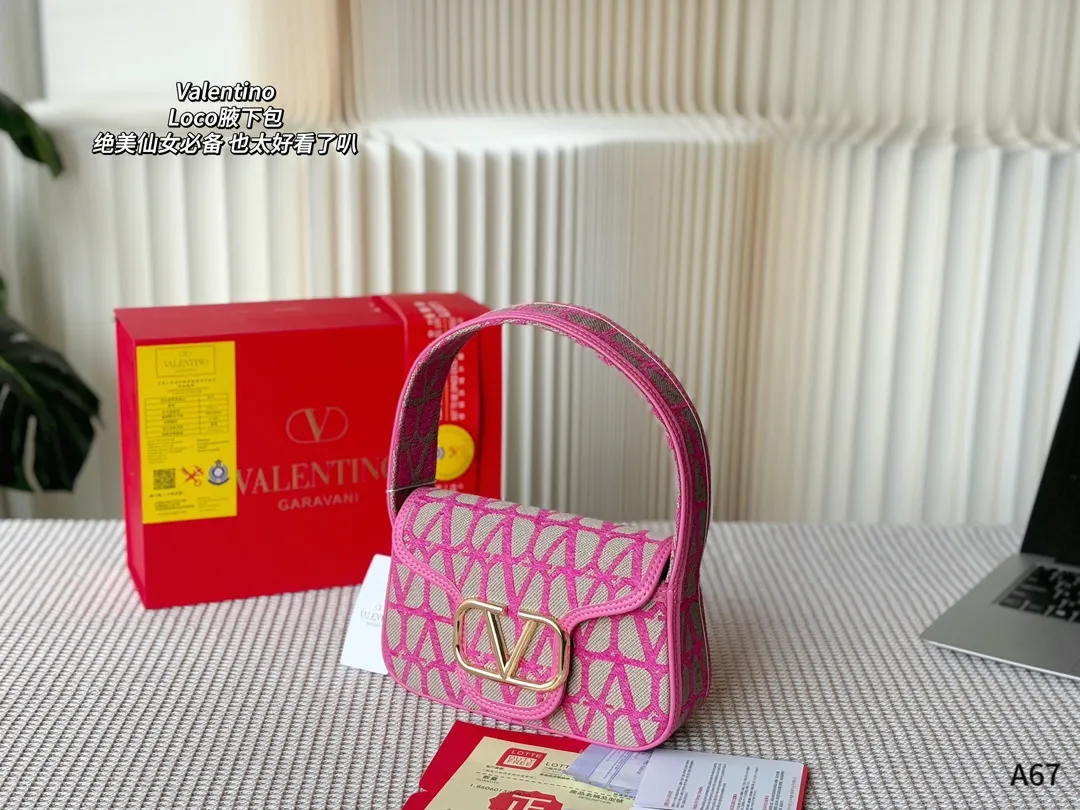 💰270 Folding gift box packaging 🌟Valentino Loco is a must-have for beautiful fairies. It is also so beautiful. It can be carried on one shoulder🉑 Unlock the fashion charm. It can be salty or sweet. Be the most beautiful girl in the whole street👩🏼‍🦱 Size: 23-7-13