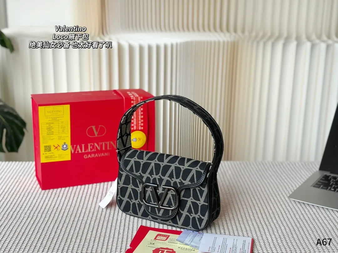 💰270 Folding gift box packaging 🌟Valentino Loco is a must-have for beautiful fairies. It is also so beautiful. It can be carried on one shoulder🉑 Unlock the fashion charm. It can be salty or sweet. Be the most beautiful girl in the whole street👩🏼‍🦱 Size: 23-7-13