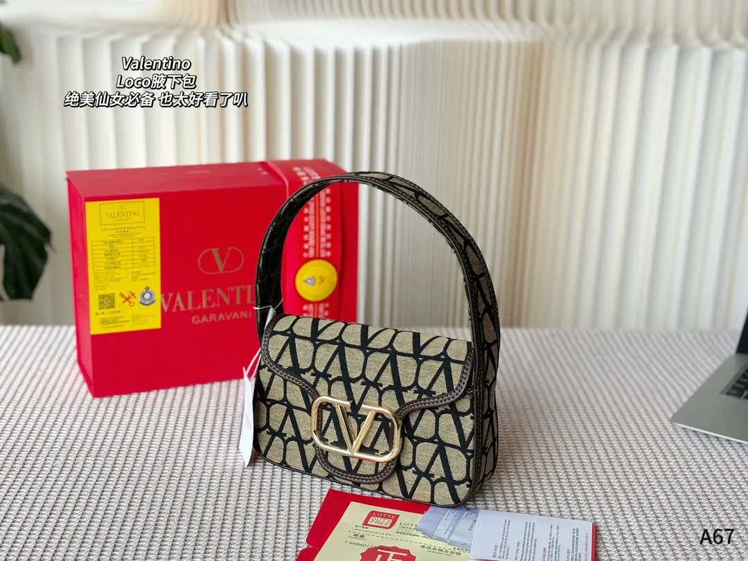 💰270 Folding gift box packaging 🌟Valentino Loco is a must-have for beautiful fairies. It is also so beautiful. It can be carried on one shoulder🉑 Unlock the fashion charm. It can be salty or sweet. Be the most beautiful girl in the whole street👩🏼‍🦱 Size: 23-7-13
