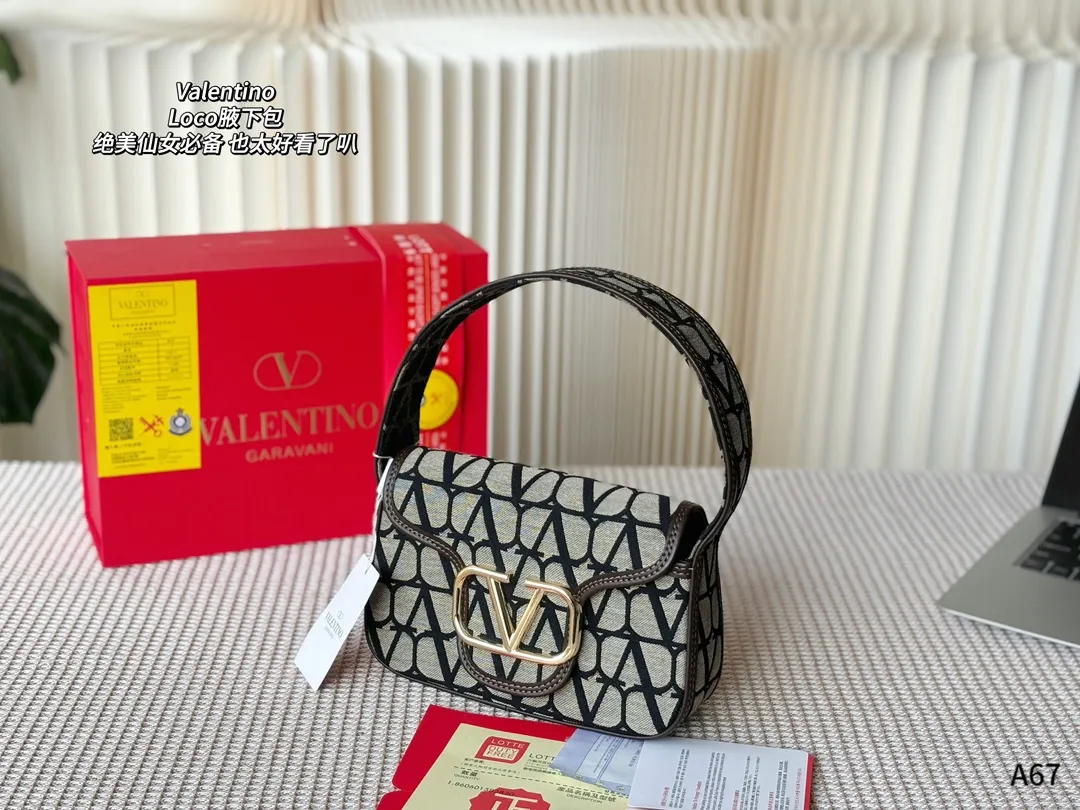 💰270 Folding gift box packaging 🌟Valentino Loco is a must-have for beautiful fairies. It is also so beautiful. It can be carried on one shoulder🉑 Unlock the fashion charm. It can be salty or sweet. Be the most beautiful girl in the whole street👩🏼‍🦱 Size: 23-7-13