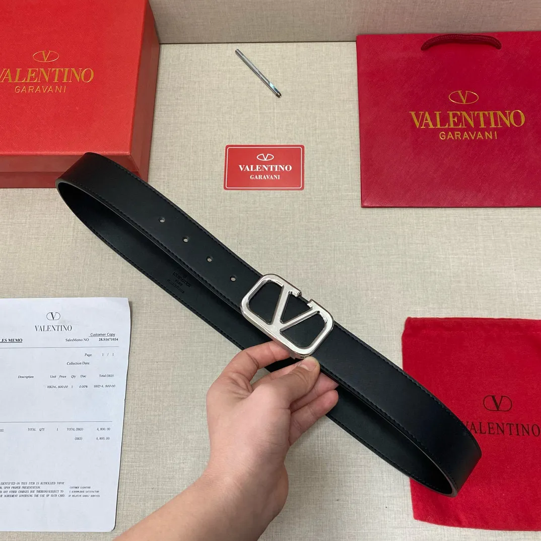 ✈️🇮🇹Brand: Valentino Valevtlo P260 ✈️🇮🇹Grade: 🚢Original private goods. Imported first-layer cowhide black bottom, sold at counters🈶️, comparable to the original product! Exquisite oil edges, computer stitching, soft hand feel. No modifications in real photos. The upper body effect is super good, and the length can be cut. Comes with a full set of packaging at the counter. The first choice for gifting. Free eye needle ✈️🇮🇹Button head: steel buckle hardware ✈️🇮🇹Length: 100-125cm 3.8cm specifications ✈️🇮🇹Color: black