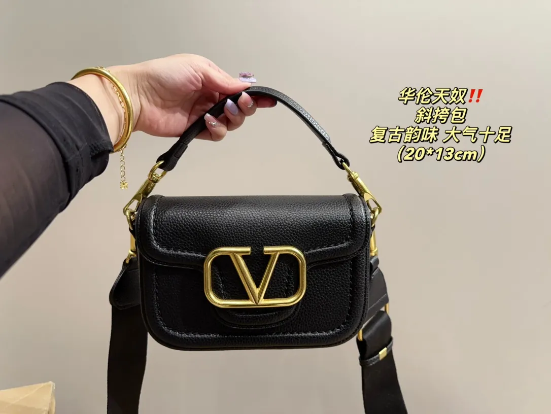P350 comes with folding box ⚠️Size 20.13 Valentino Crossbody Bag Easily create an elegant commuting wear. Shoulder, crossbody, and hand-held are all different experiences. The calfskin material and the brand's iconic VLOGO soft sheepskin lining and brass-made accessories give the overall elegant retro charm.