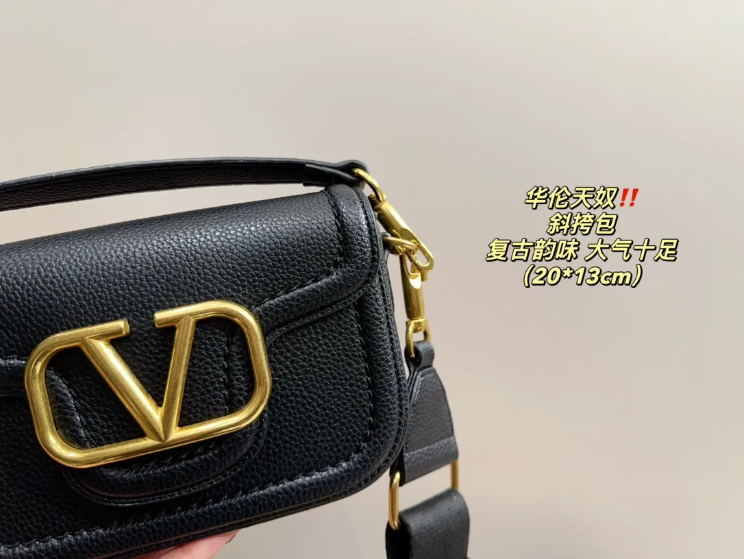 P350 comes with folding box ⚠️Size 20.13 Valentino Crossbody Bag Easily create an elegant commuting wear. Shoulder, crossbody, and hand-held are all different experiences. The calfskin material and the brand's iconic VLOGO soft sheepskin lining and brass-made accessories give the overall elegant retro charm.