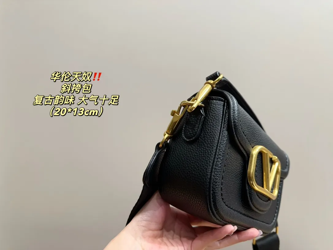 P350 comes with folding box ⚠️Size 20.13 Valentino Crossbody Bag Easily create an elegant commuting wear. Shoulder, crossbody, and hand-held are all different experiences. The calfskin material and the brand's iconic VLOGO soft sheepskin lining and brass-made accessories give the overall elegant retro charm.