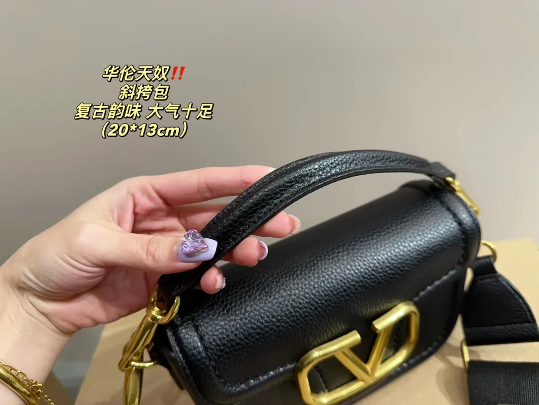 P350 comes with folding box ⚠️Size 20.13 Valentino Crossbody Bag Easily create an elegant commuting wear. Shoulder, crossbody, and hand-held are all different experiences. The calfskin material and the brand's iconic VLOGO soft sheepskin lining and brass-made accessories give the overall elegant retro charm.