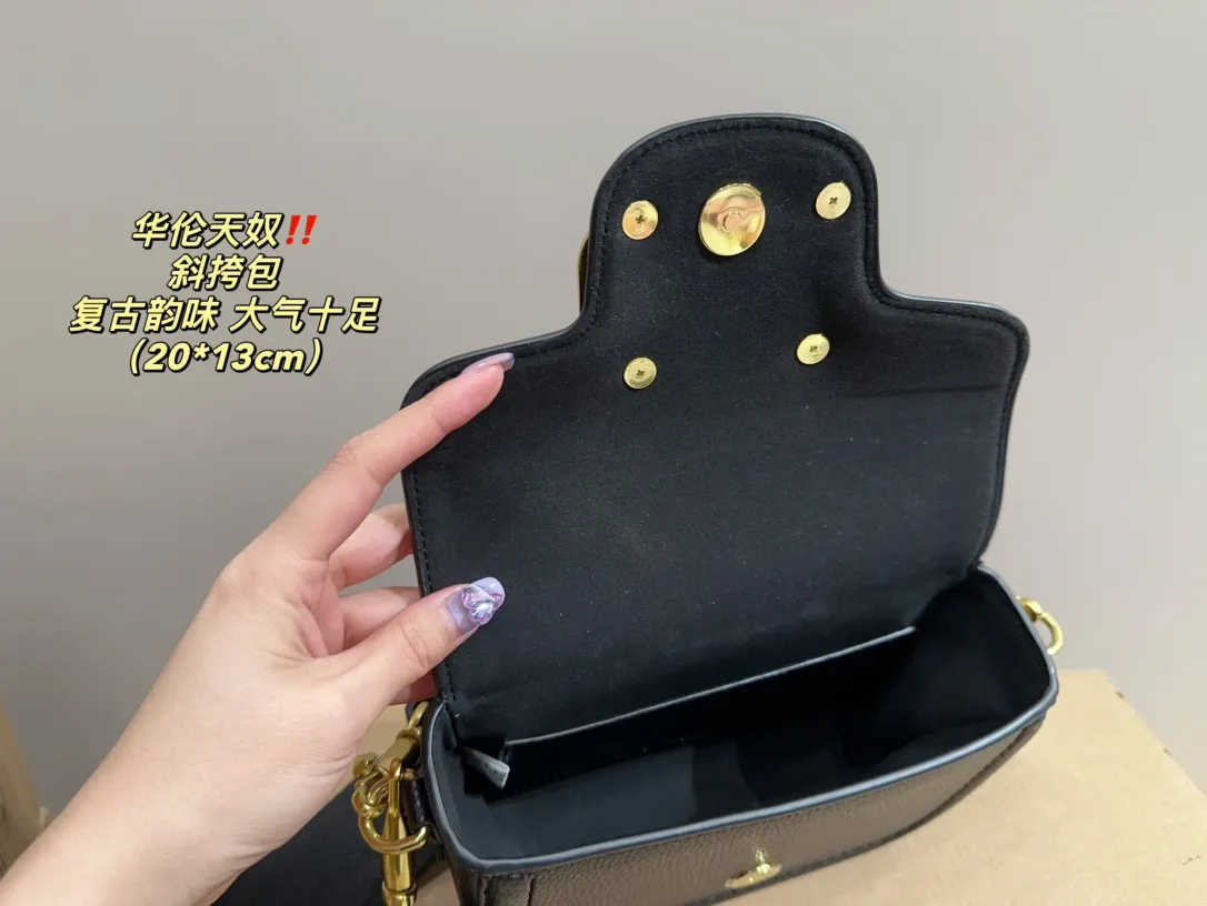P350 comes with folding box ⚠️Size 20.13 Valentino Crossbody Bag Easily create an elegant commuting wear. Shoulder, crossbody, and hand-held are all different experiences. The calfskin material and the brand's iconic VLOGO soft sheepskin lining and brass-made accessories give the overall elegant retro charm.