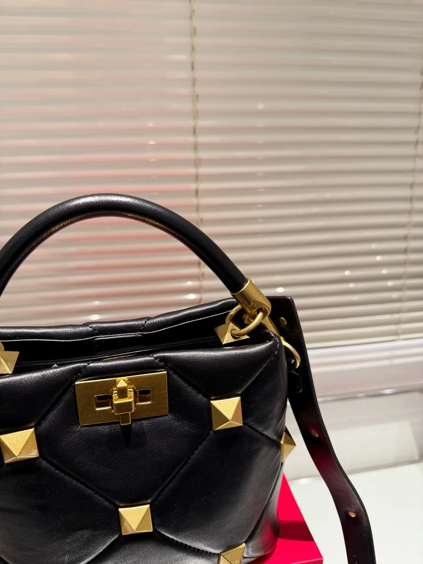 P380 Comes with box⚠️Size 20.18 Valentino VSLING handbag Unlocks fashion charm Can be salty or sweet The most beautiful girl on the street