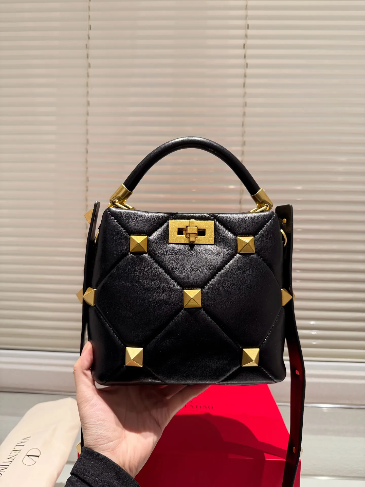 P380 Comes with box⚠️Size 20.18 Valentino VSLING handbag Unlocks fashion charm Can be salty or sweet The most beautiful girl on the street