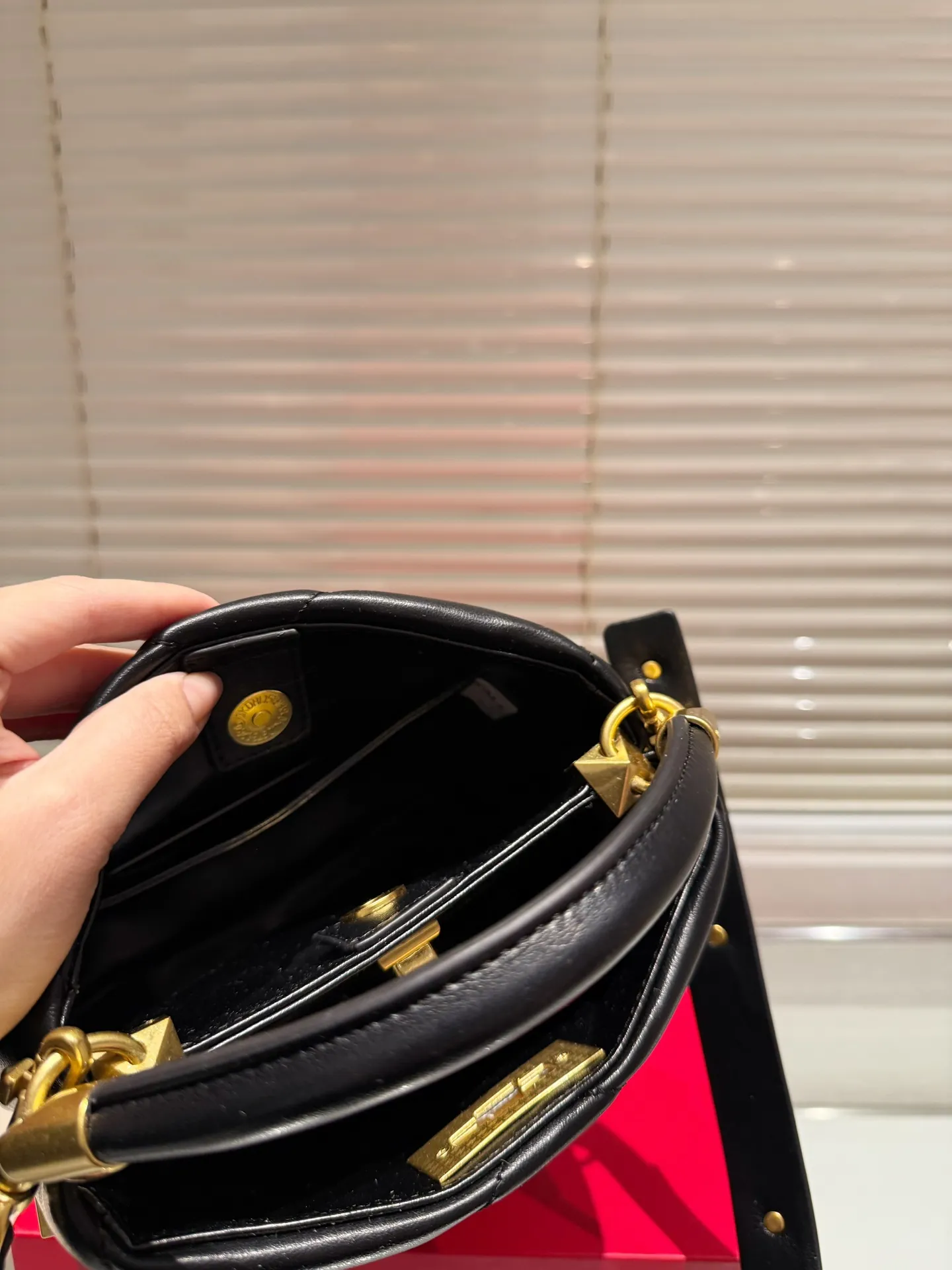 P380 Comes with box⚠️Size 20.18 Valentino VSLING handbag Unlocks fashion charm Can be salty or sweet The most beautiful girl on the street