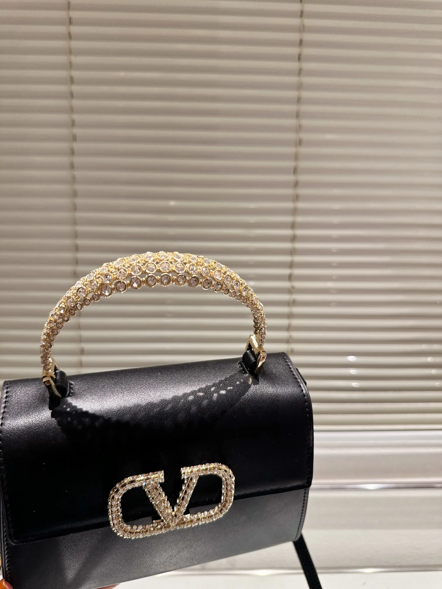 P360 Comes with box⚠️Size 21.16 Valentino VSLING handbag Unlocks fashion charm Can be salty or sweet The most beautiful girl on the street