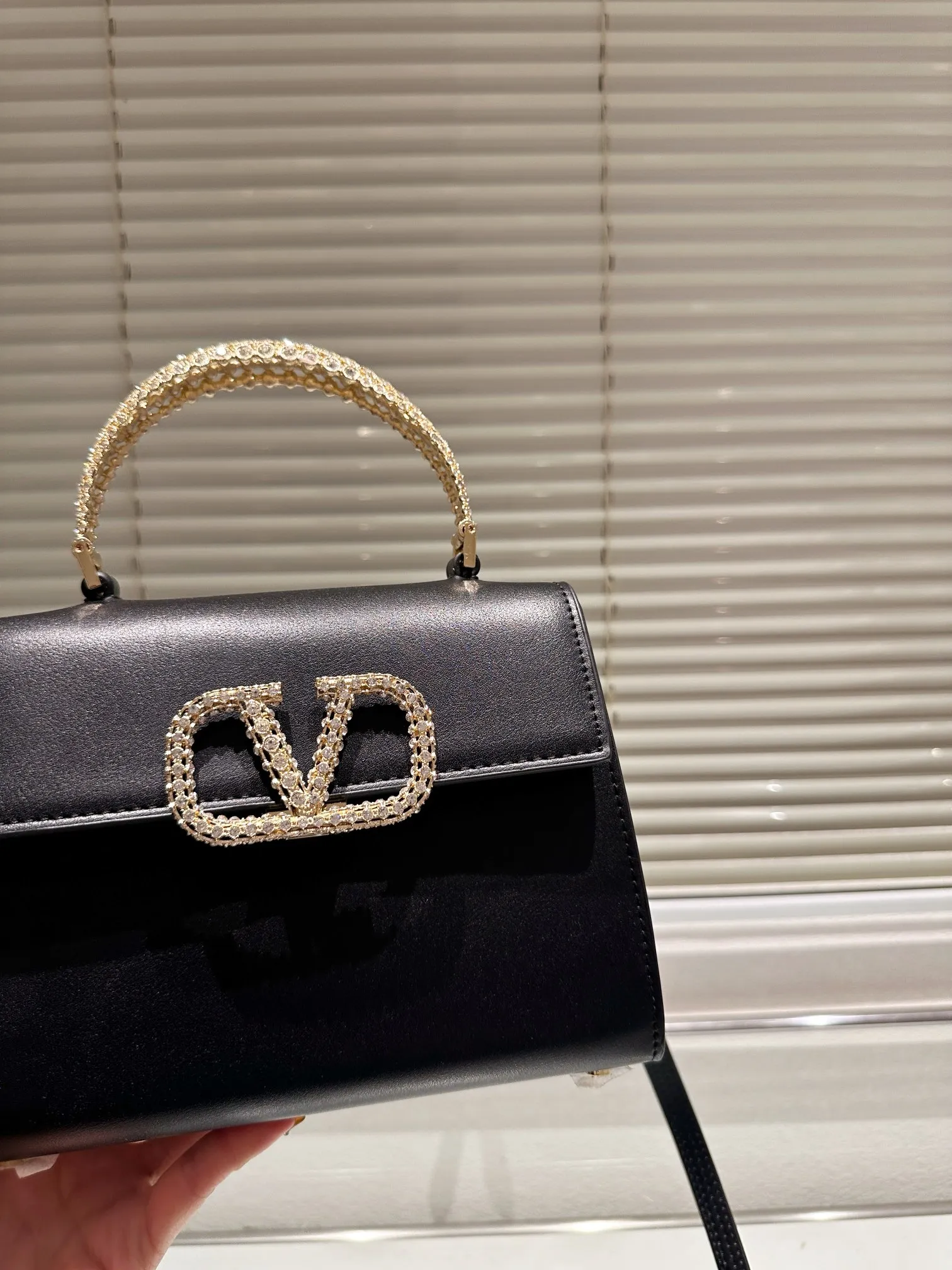 P360 Comes with box⚠️Size 21.16 Valentino VSLING handbag Unlocks fashion charm Can be salty or sweet The most beautiful girl on the street